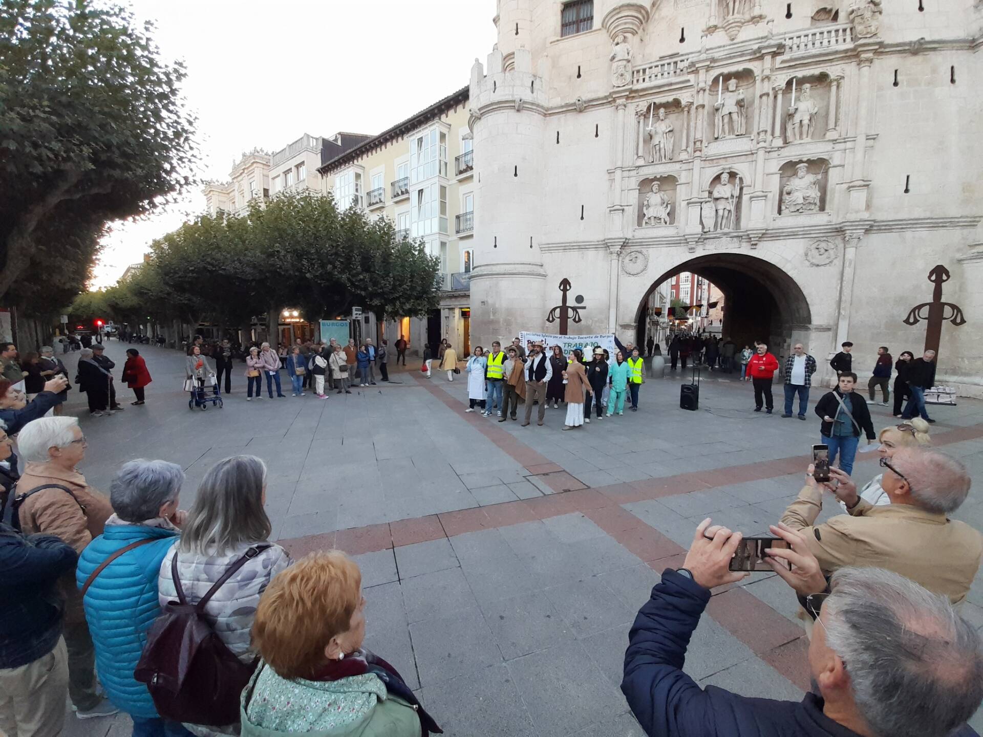 Burgos celebra la Jornada Mundial por el Trabajo Decente con un gesto público y una vigilia de oración 5 Burgos celebra la Jornada Mundial por el Trabajo Decente con un gesto público y una vigilia de oración