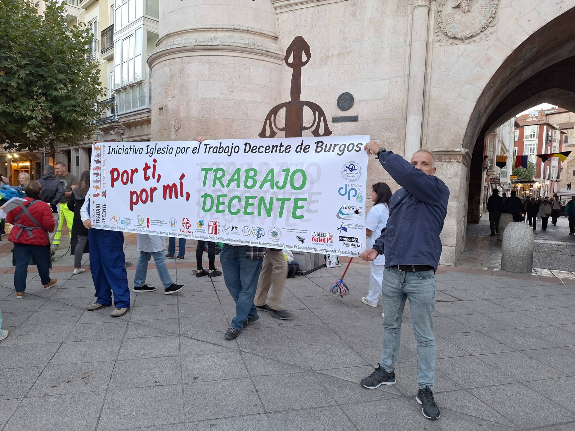 Burgos celebra la Jornada Mundial por el Trabajo Decente con un gesto público y una vigilia de oración 6 Burgos celebra la Jornada Mundial por el Trabajo Decente con un gesto público y una vigilia de oración