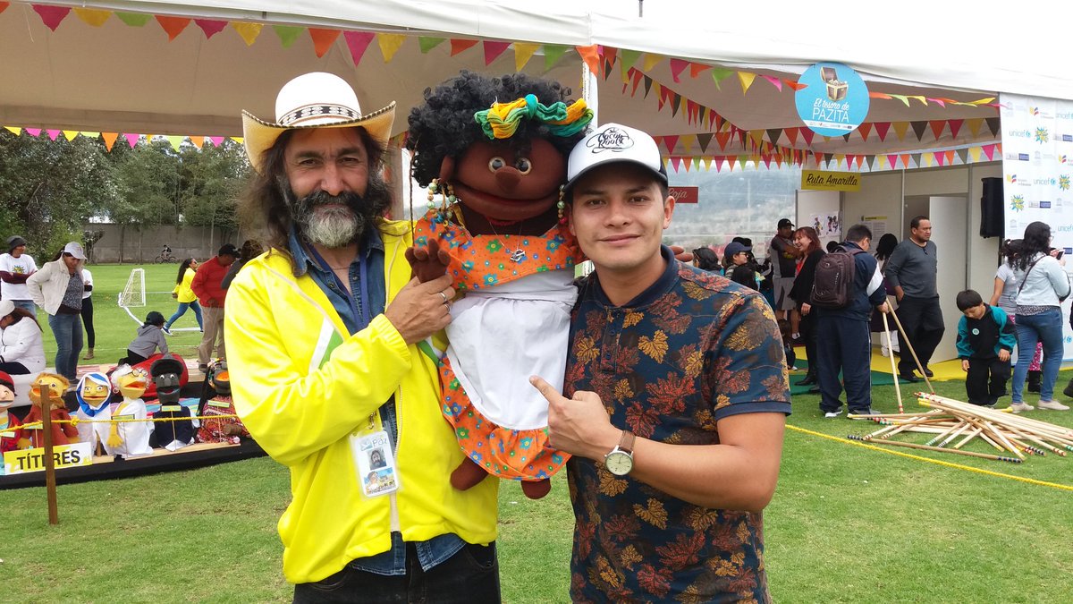 Títeres y juegos para promover la cultura de paz en Ecuador 1 José Antonio (i), junto a un colaborador y Pazita.