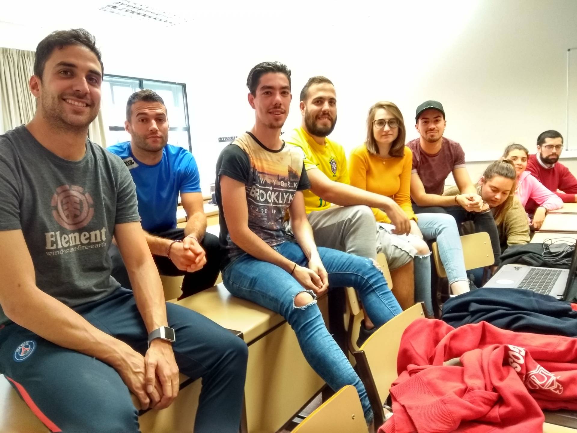 Hablan los jóvenes: Por qué nos hemos alejado de la fe 1 De izquierda a derecha: Luis Adolfo Gil, Jorge González, David Bravo, Alberto García, María Sedano, Iván Solla, Ana Vargas, Virginia Mozo y Enrique Angulo.