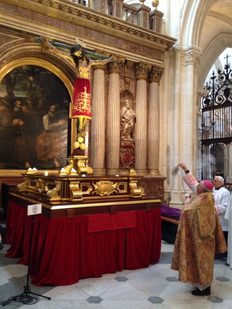 El arzobispo bendice la réplica del Santo Cristo de Burgos 1 El arzobispo inciensa la nueva talla del Santo Cristo, réplica del original del siglo XIV.