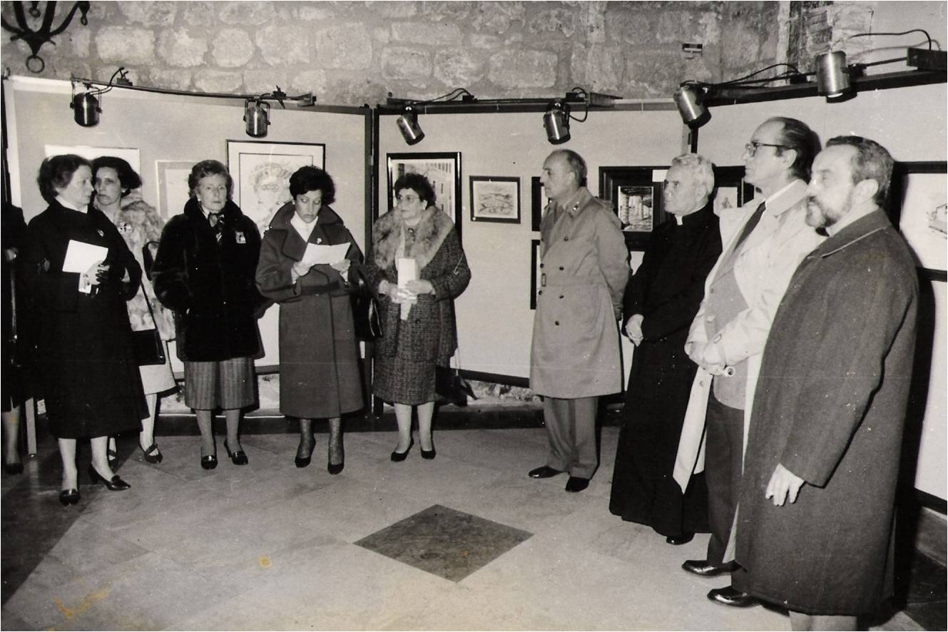 Manos de mujer que se unieron contra el hambre en el mundo 2 Algunas mujeres y el arzobispo, don Teodoro Cardenal, en la inauguración de un mercadillo solidario.