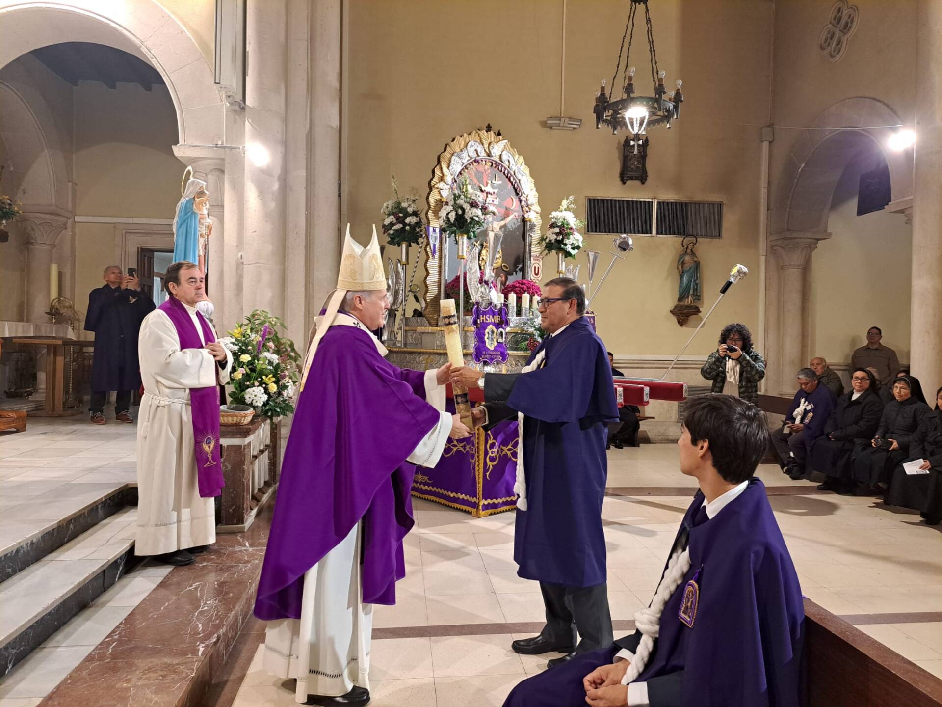 El Señor de los Milagros sortea la lluvia en su fiesta 3 mario-iceta-señor-milagros-perú_003