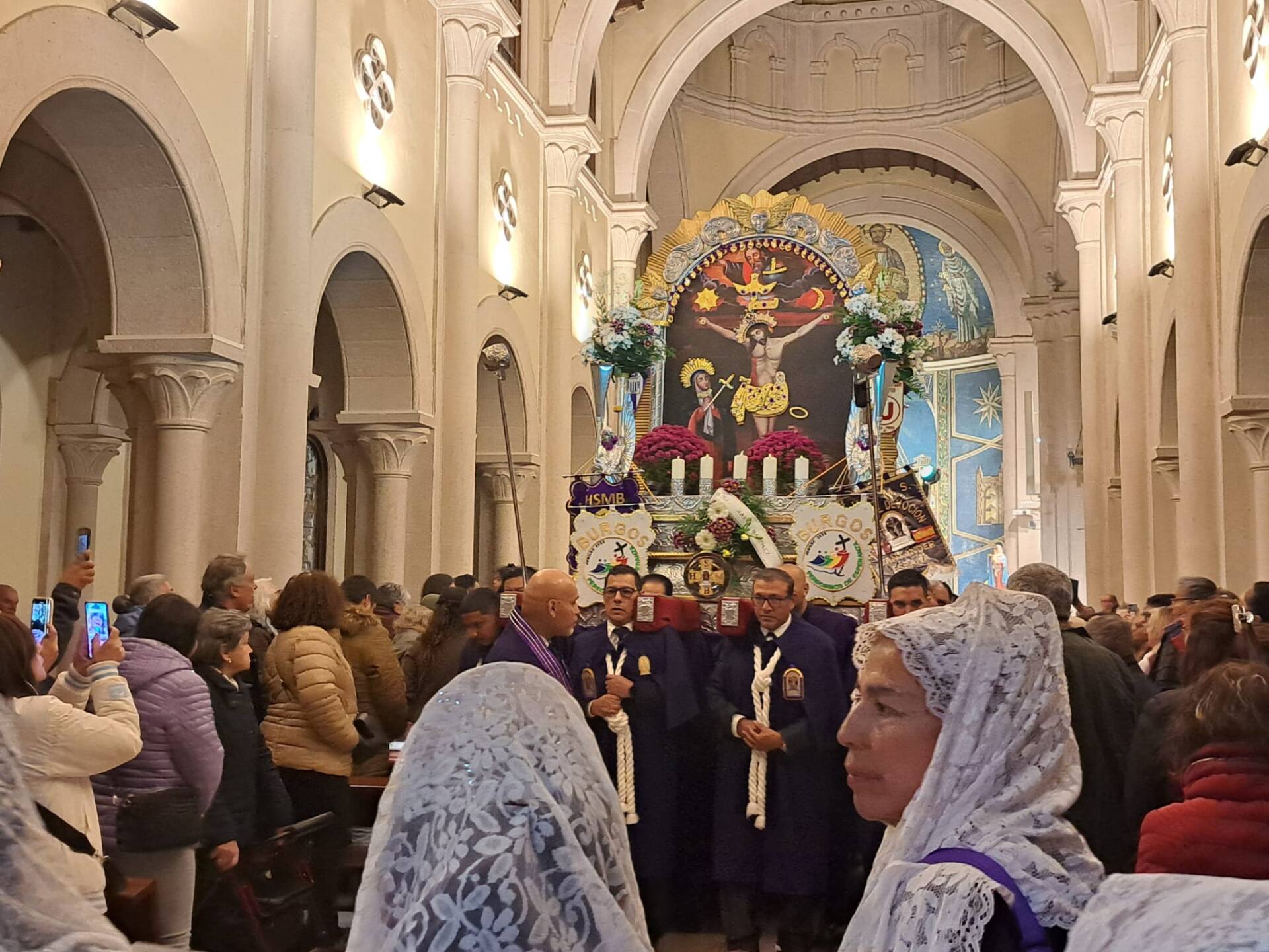 El Señor de los Milagros sortea la lluvia en su fiesta 4 mario-iceta-señor-milagros-perú_004