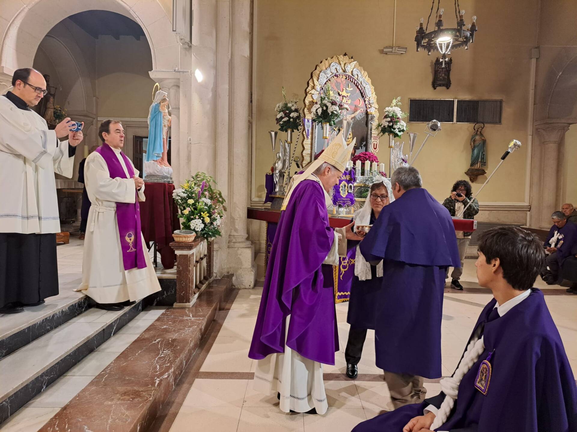 El Señor de los Milagros sortea la lluvia en su fiesta 13 mario-iceta-señor-milagros-perú_013