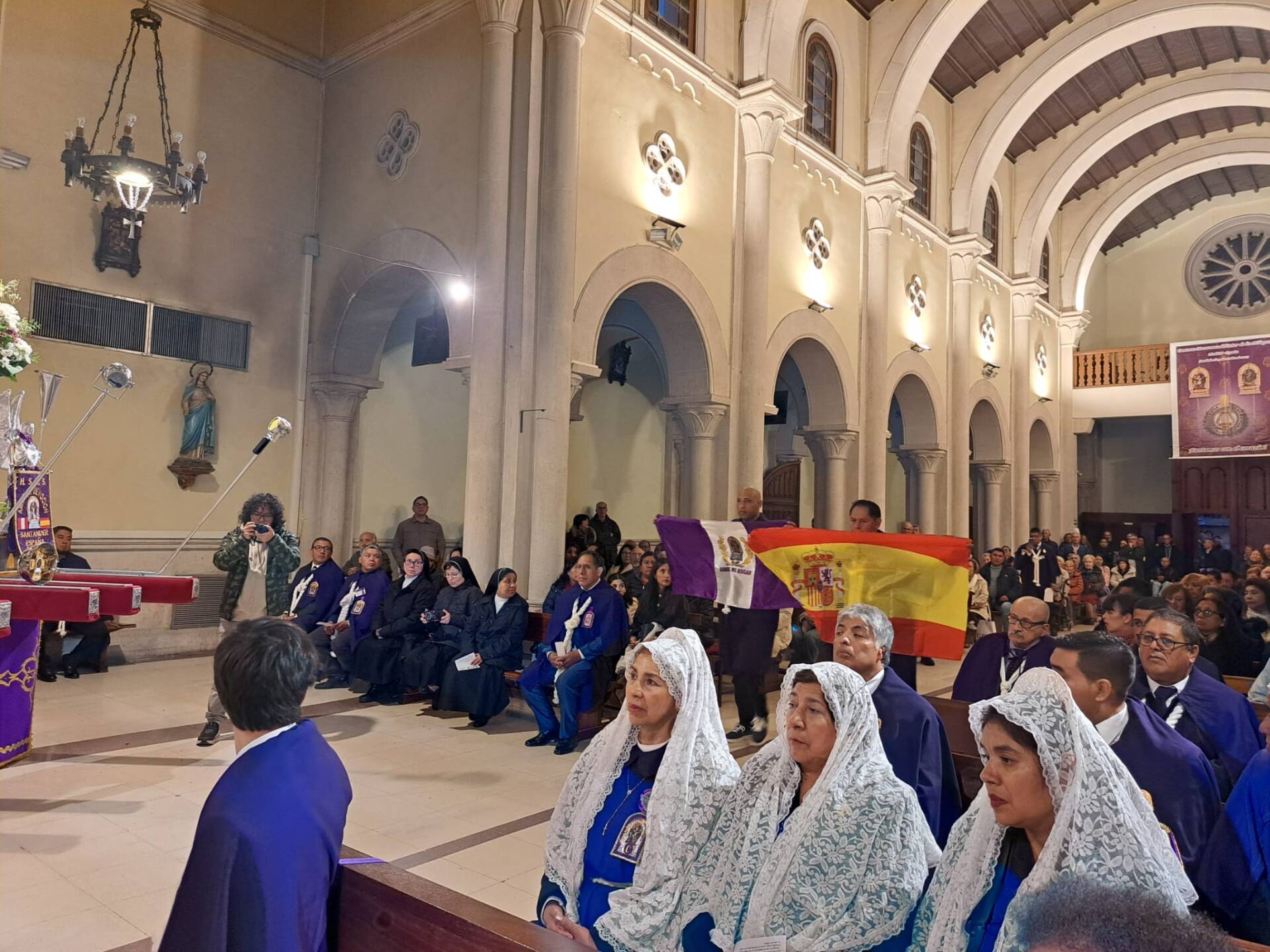 El Señor de los Milagros sortea la lluvia en su fiesta 15 mario-iceta-señor-milagros-perú_015