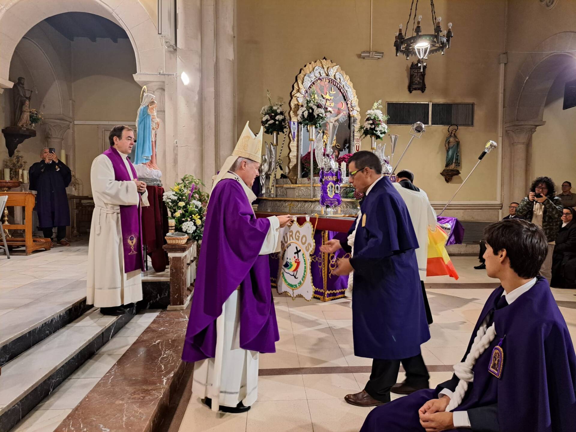 El Señor de los Milagros sortea la lluvia en su fiesta 16 mario-iceta-señor-milagros-perú_016