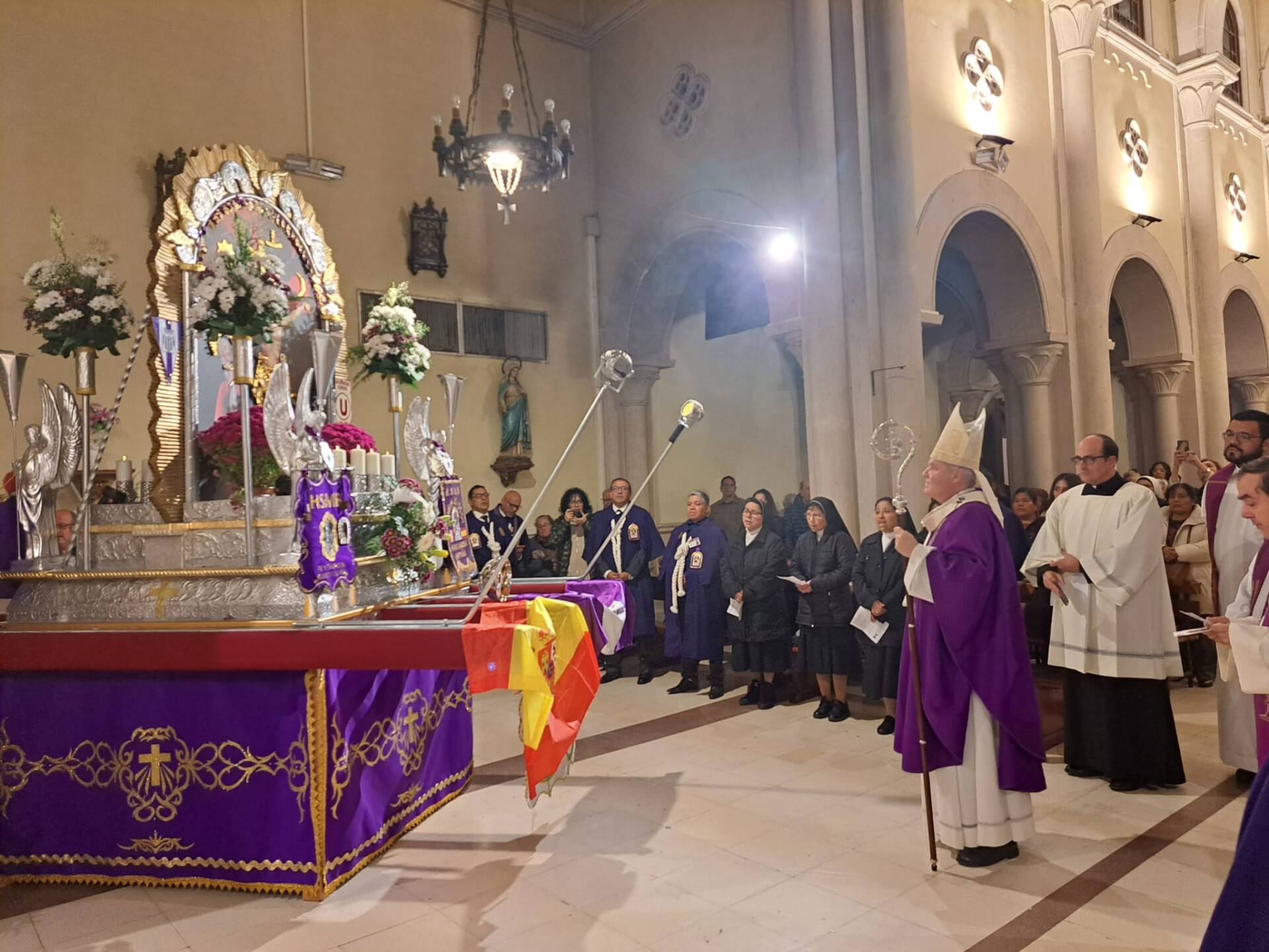 El Señor de los Milagros sortea la lluvia en su fiesta 18 mario-iceta-señor-milagros-perú_018
