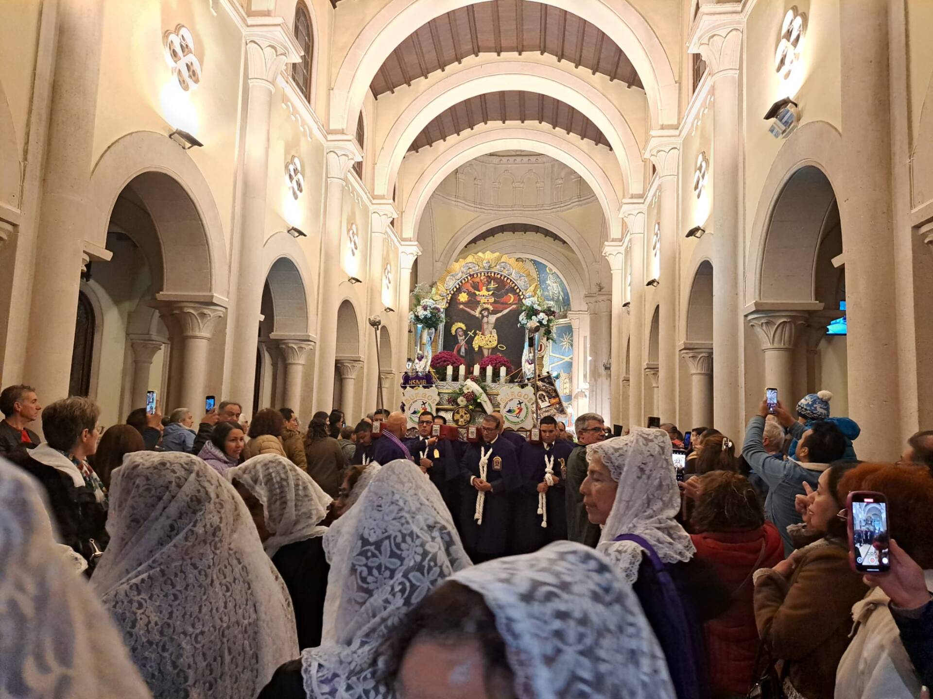 El Señor de los Milagros sortea la lluvia en su fiesta 20 mario-iceta-señor-milagros-perú_020