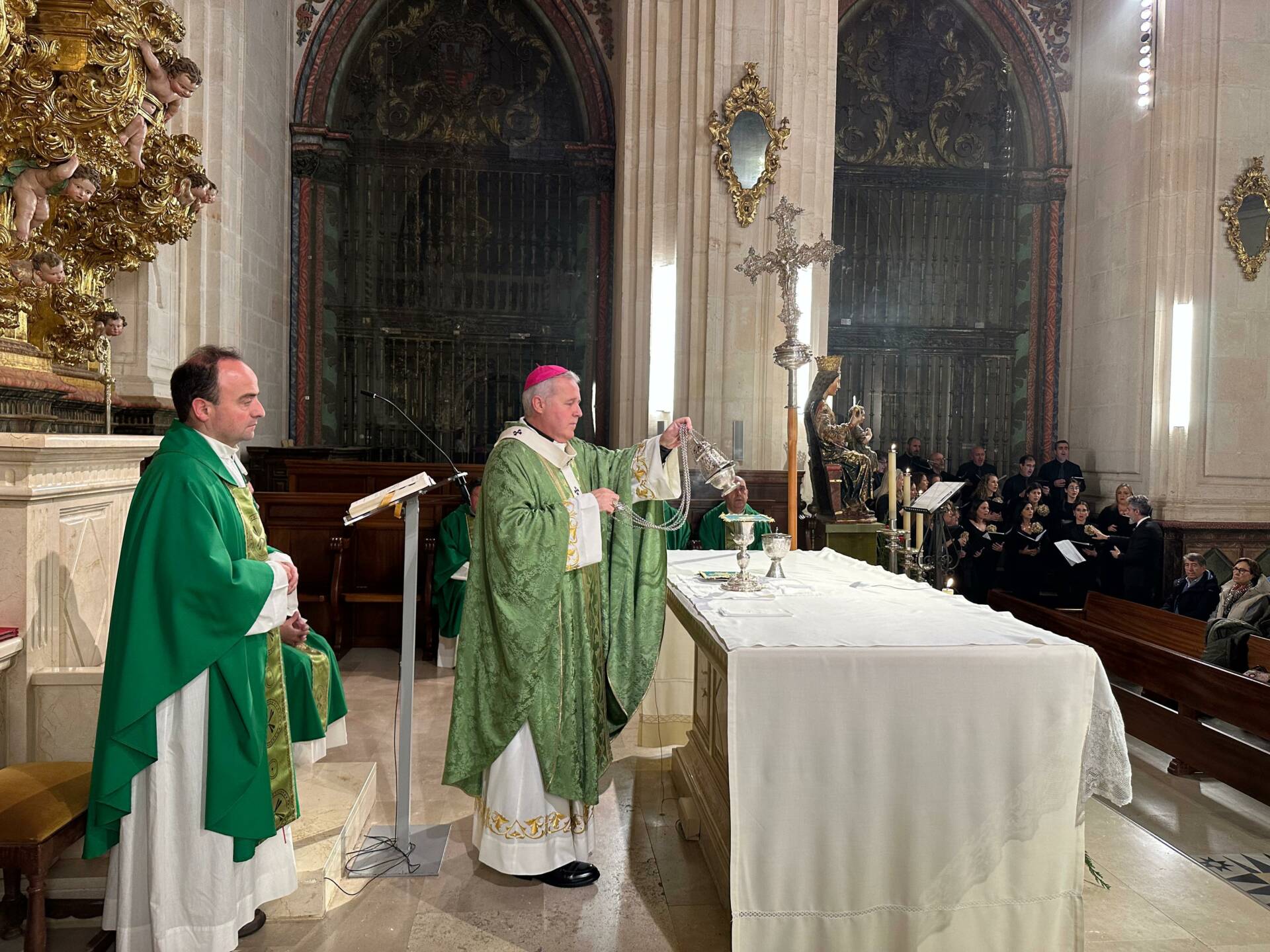 Mons. Iceta en el XXV aniversario del COF: «La familia es la gran escuela del amor» 3 Mons. Iceta en el XXV aniversario del COF: «La familia es la gran escuela del amor»