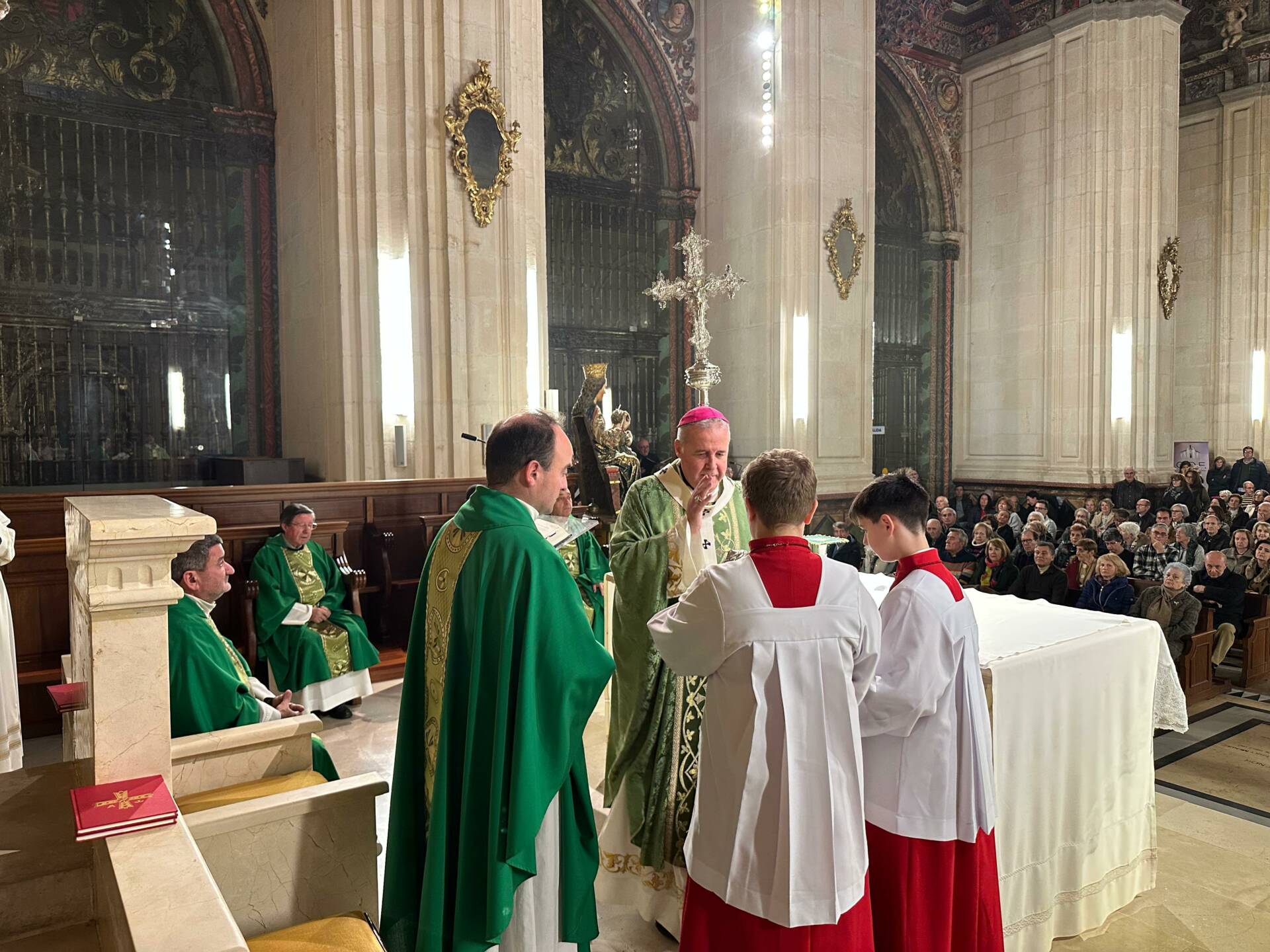 Mons. Iceta en el XXV aniversario del COF: «La familia es la gran escuela del amor» 5 Mons. Iceta en el XXV aniversario del COF: «La familia es la gran escuela del amor»