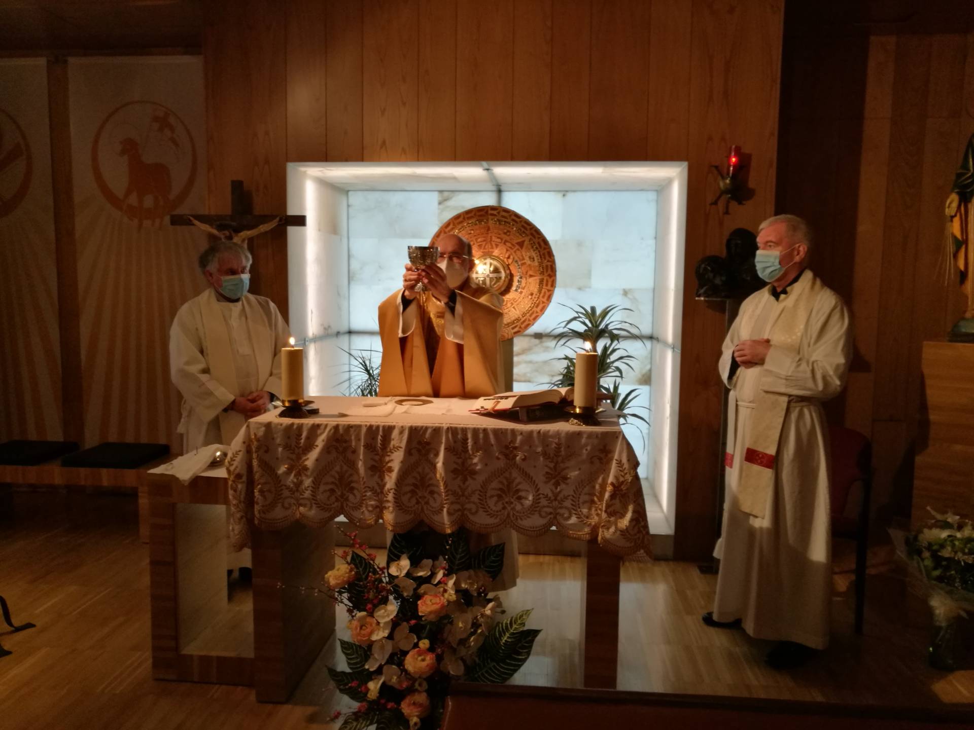 El arzobispo visita el HUBU para agradecer el trabajo de los sanitarios 3 misa hubu 4