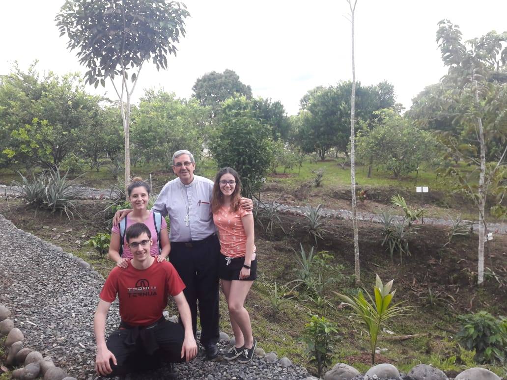 Experiencia misionera en Puyo: mismas vidas, diferentes realidades 1 Los tres jóvenes, junto al obispo burgalés Rafael Cob.