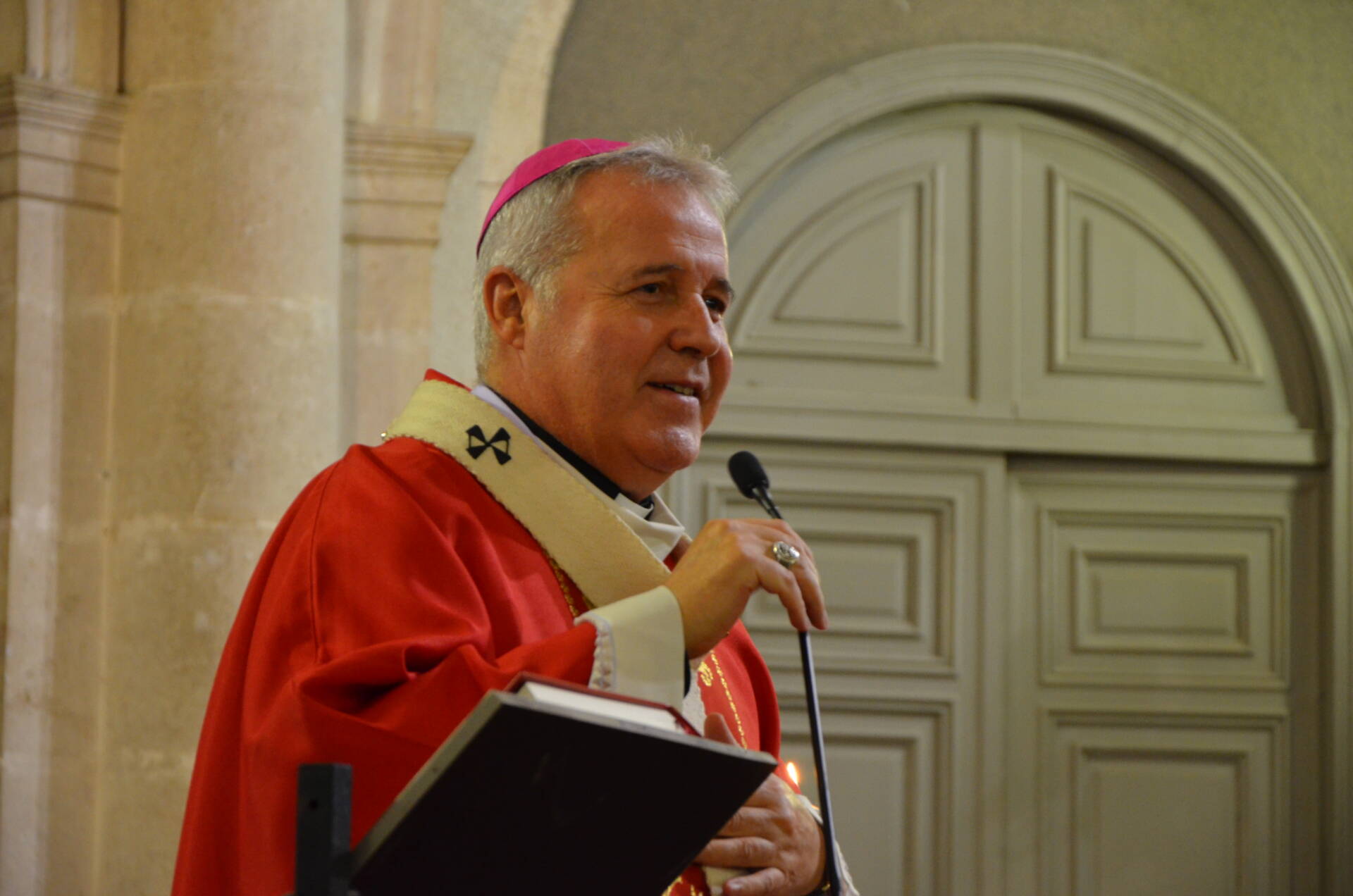 Mons. Mario Iceta anima a los profesores de Religión a confiar en la novedad del Espíritu Santo 2 El arzobispo entrega a los profesores de Religión la 'missio canónica'