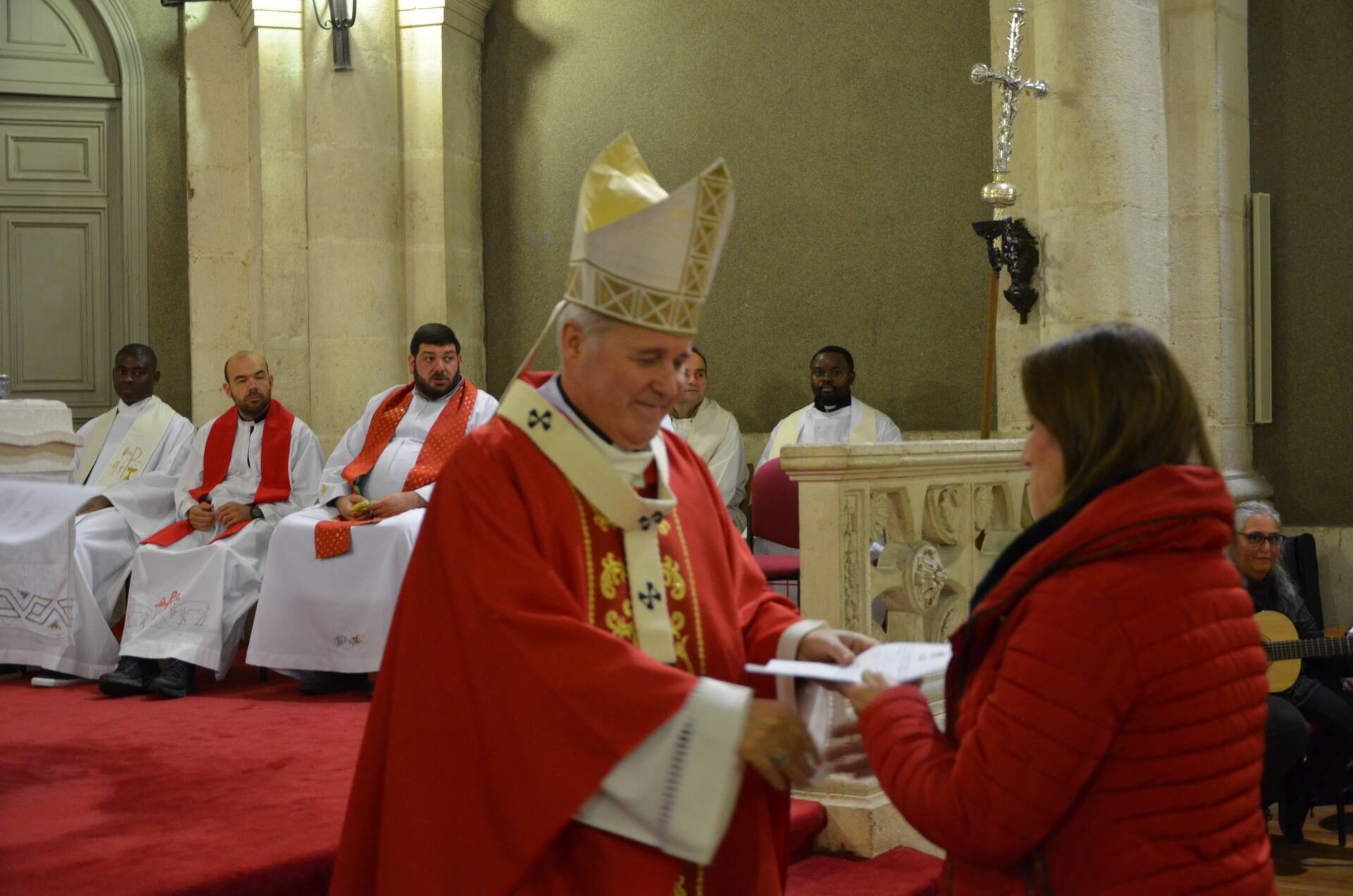 Mons. Mario Iceta anima a los profesores de Religión a confiar en la novedad del Espíritu Santo 12 El arzobispo entrega a los profesores de Religión la 'missio canónica'