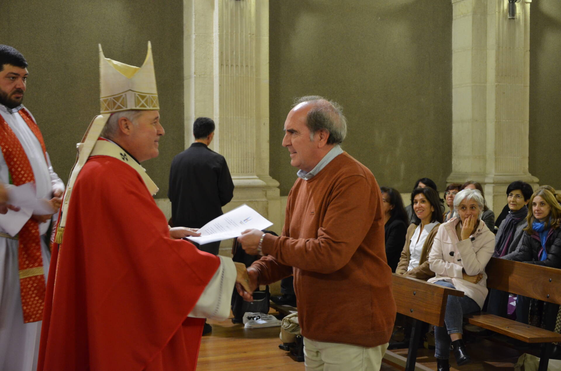 Mons. Mario Iceta anima a los profesores de Religión a confiar en la novedad del Espíritu Santo 16 El arzobispo entrega a los profesores de Religión la 'missio canónica'