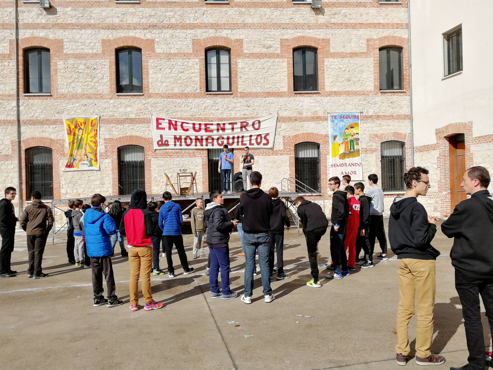 «Existen muchos monaguillos; pocos que ejerzan de modo habitual» 3 monaguillos 6