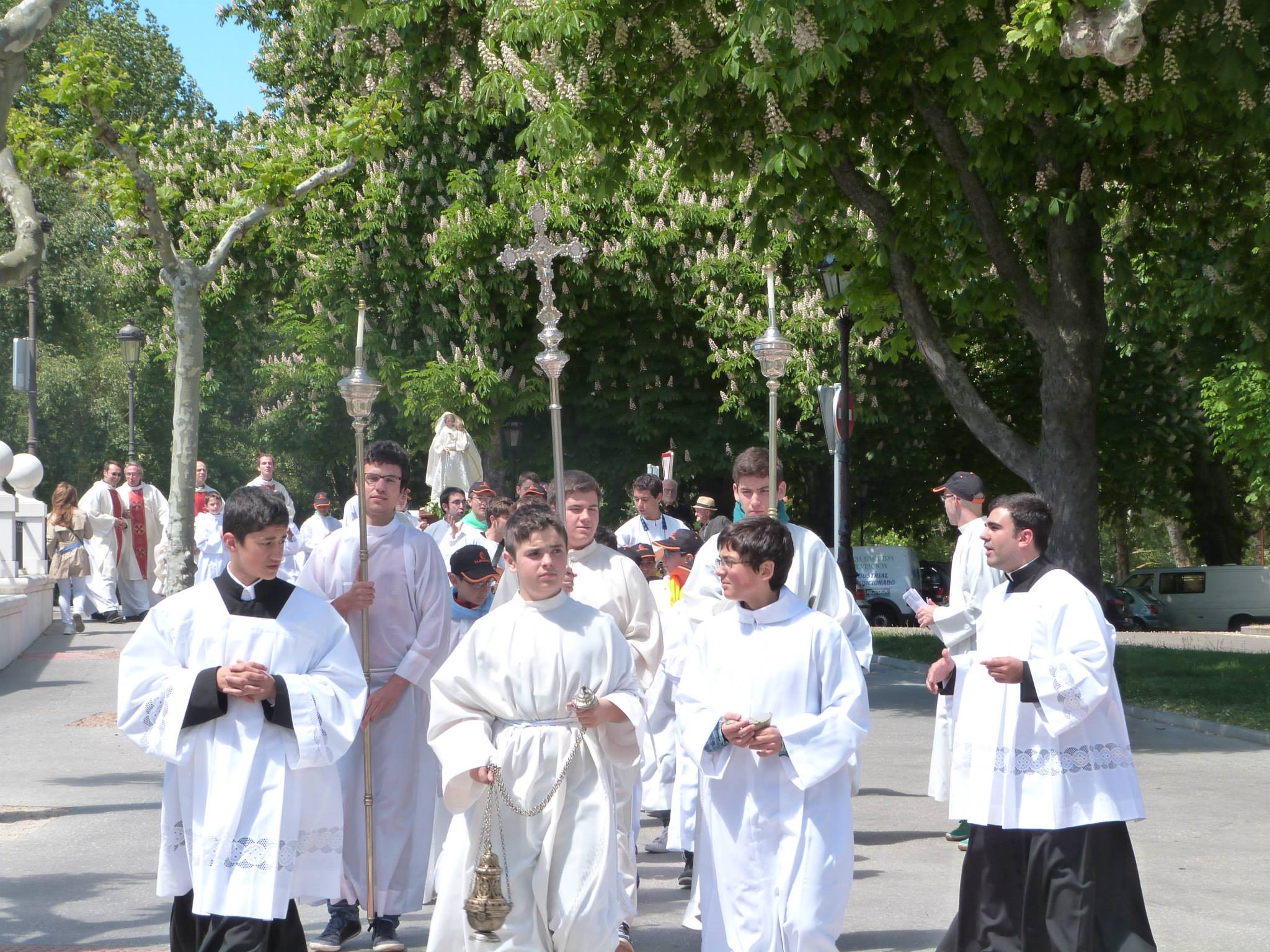 ¿Monaguillos? Son, casi casi, superhéroes 3 monaguillos-burgos.jpg