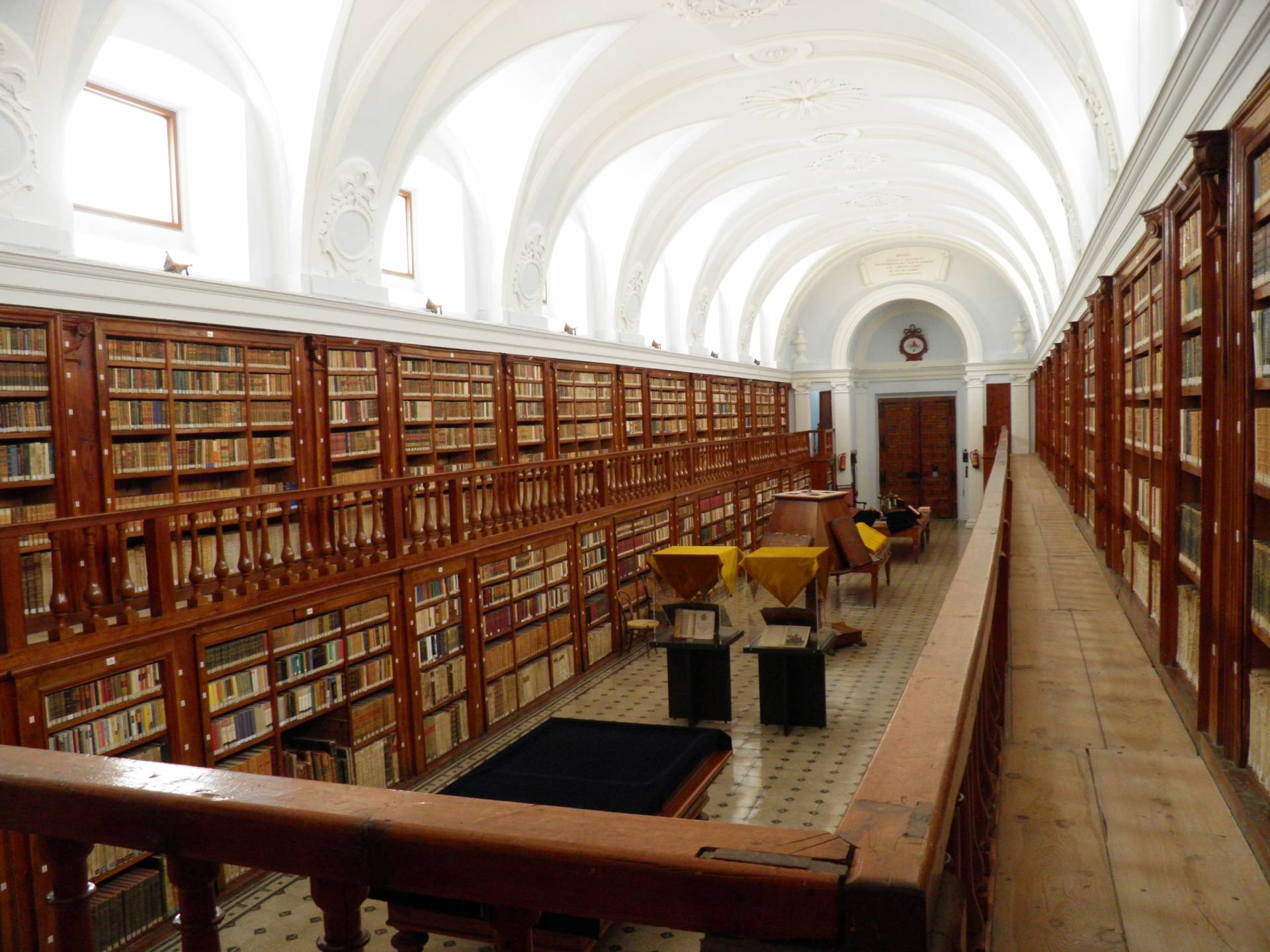 La biblioteca del monasterio de La Vid, uno de los fondos documentales más importantes de la región 1 Panorámica de la Biblioteca del monasterio.