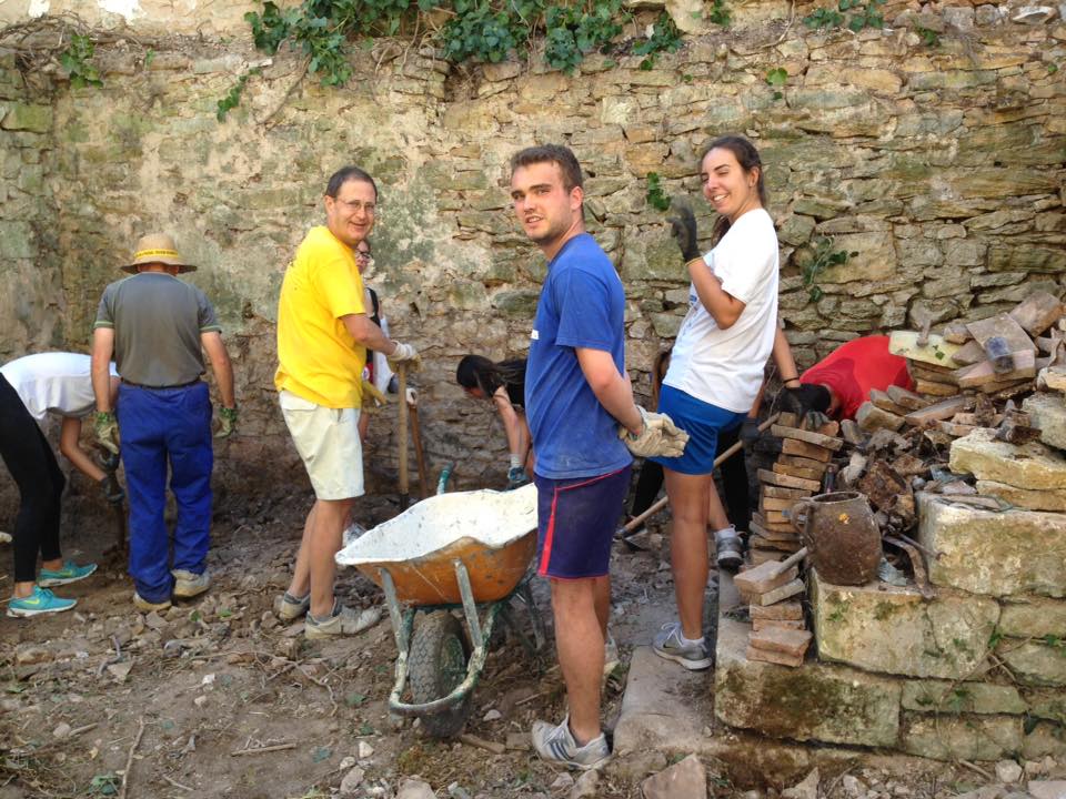 Decenas de voluntarios trabajan por recuperar el monasterio de Rioseco 2 monasterio rioceseco burgos1