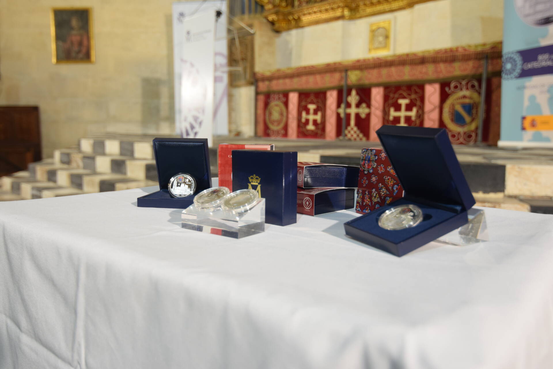 Acuñan una moneda para conmemorar el VIII Centenario de la Catedral 2 moneda catedral burgos_2