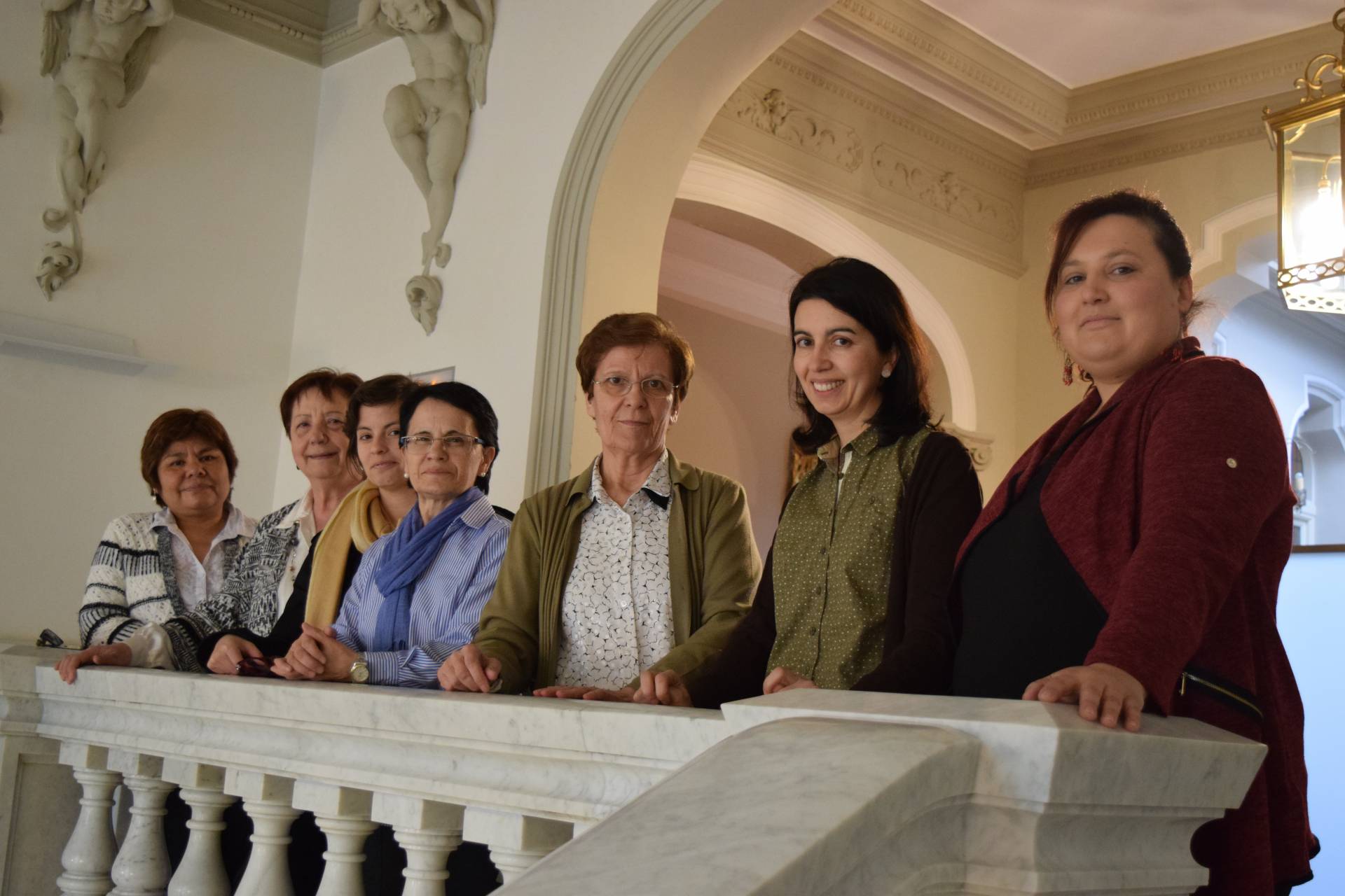 Una Iglesia mayoritariamente femenina. Una institución con rostro de varón 1 mujer iglesia 2