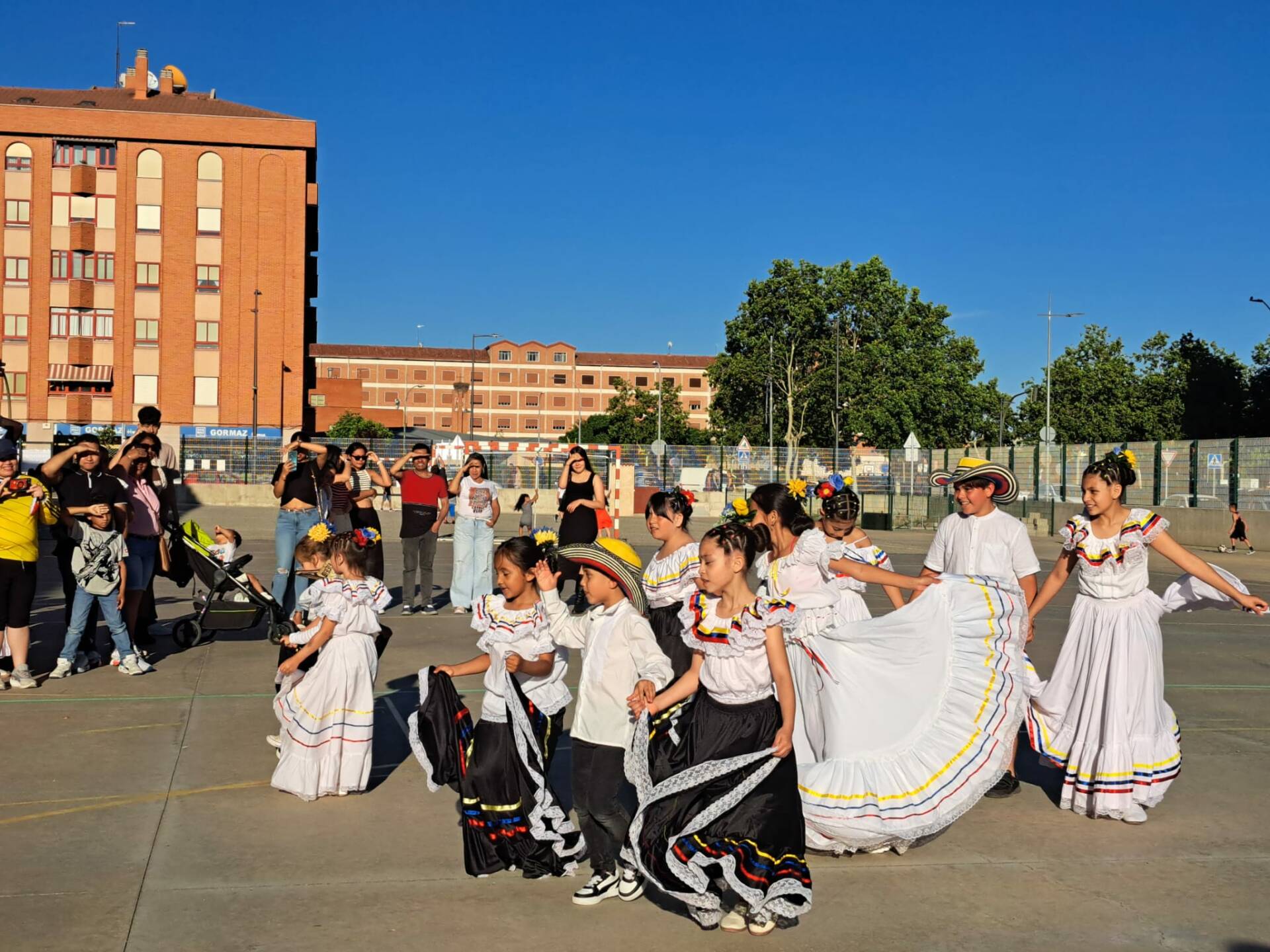 El XV Encuentro de Naciones de Aranda se salda con una bonita tarde de convivencia entre once países 2 naciones-aranda_02