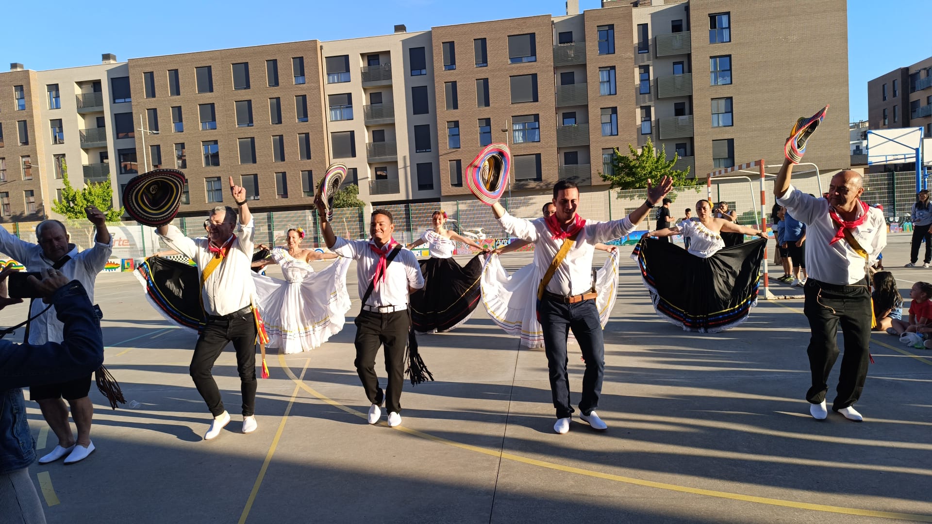 El XV Encuentro de Naciones de Aranda se salda con una bonita tarde de convivencia entre once países 28 naciones-aranda_28