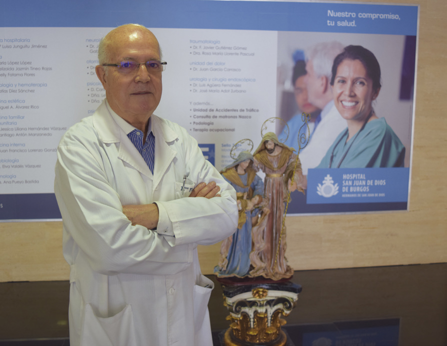 El hermano Florentino, junto al Misterio instalado en el hall del hospital.