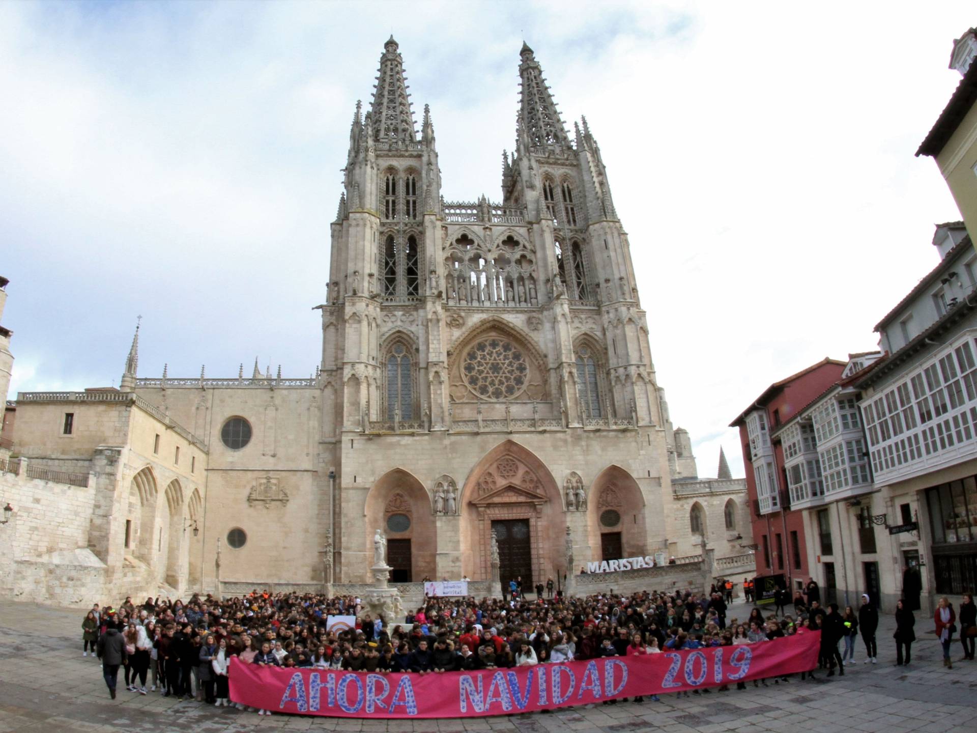 Los alumnos de maristas abrazan la catedral 1 navimarcha 1