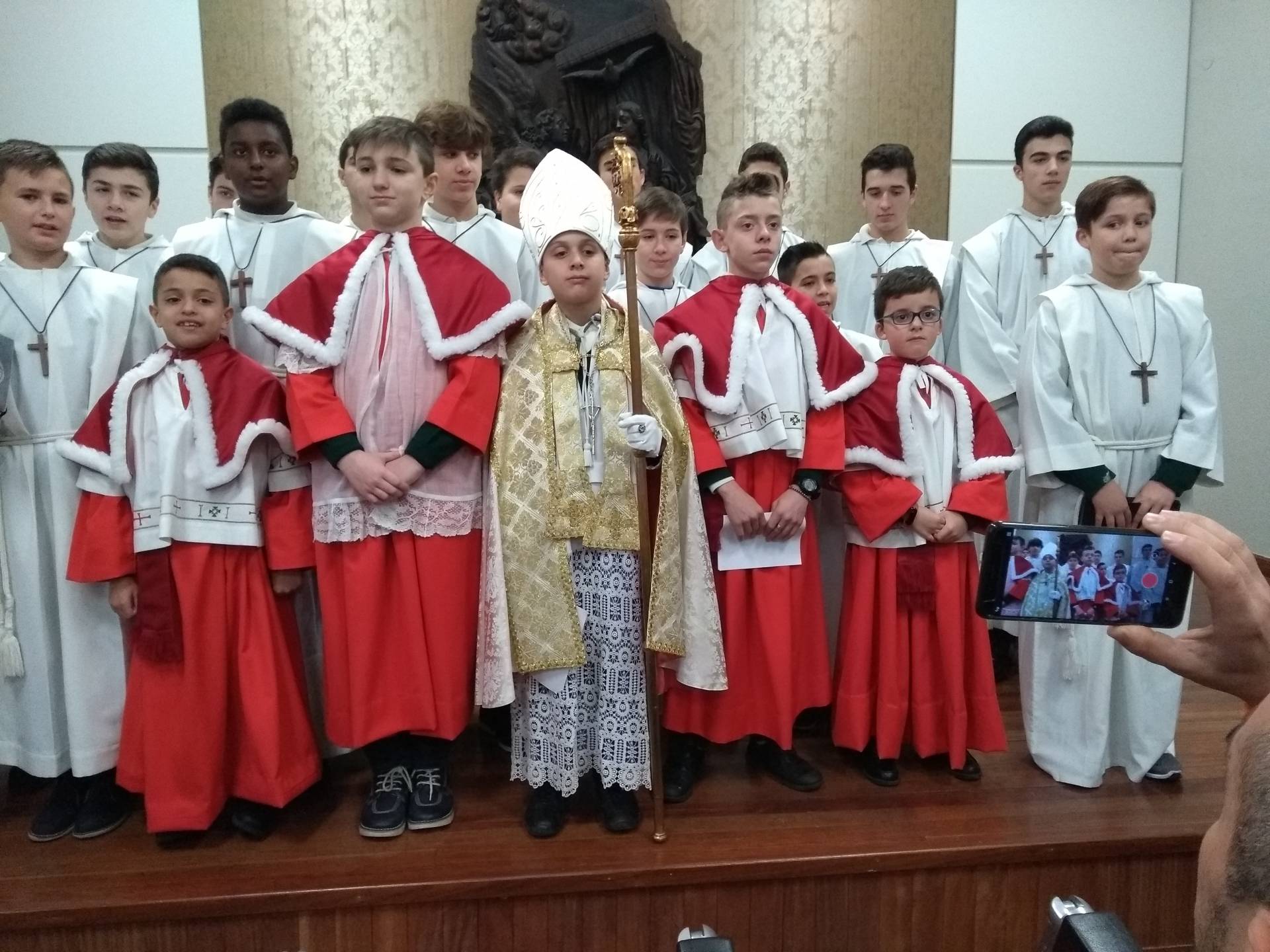 La mano inocente del obispillo «bendice» a los niños de la ciudad 5 obispillo 5