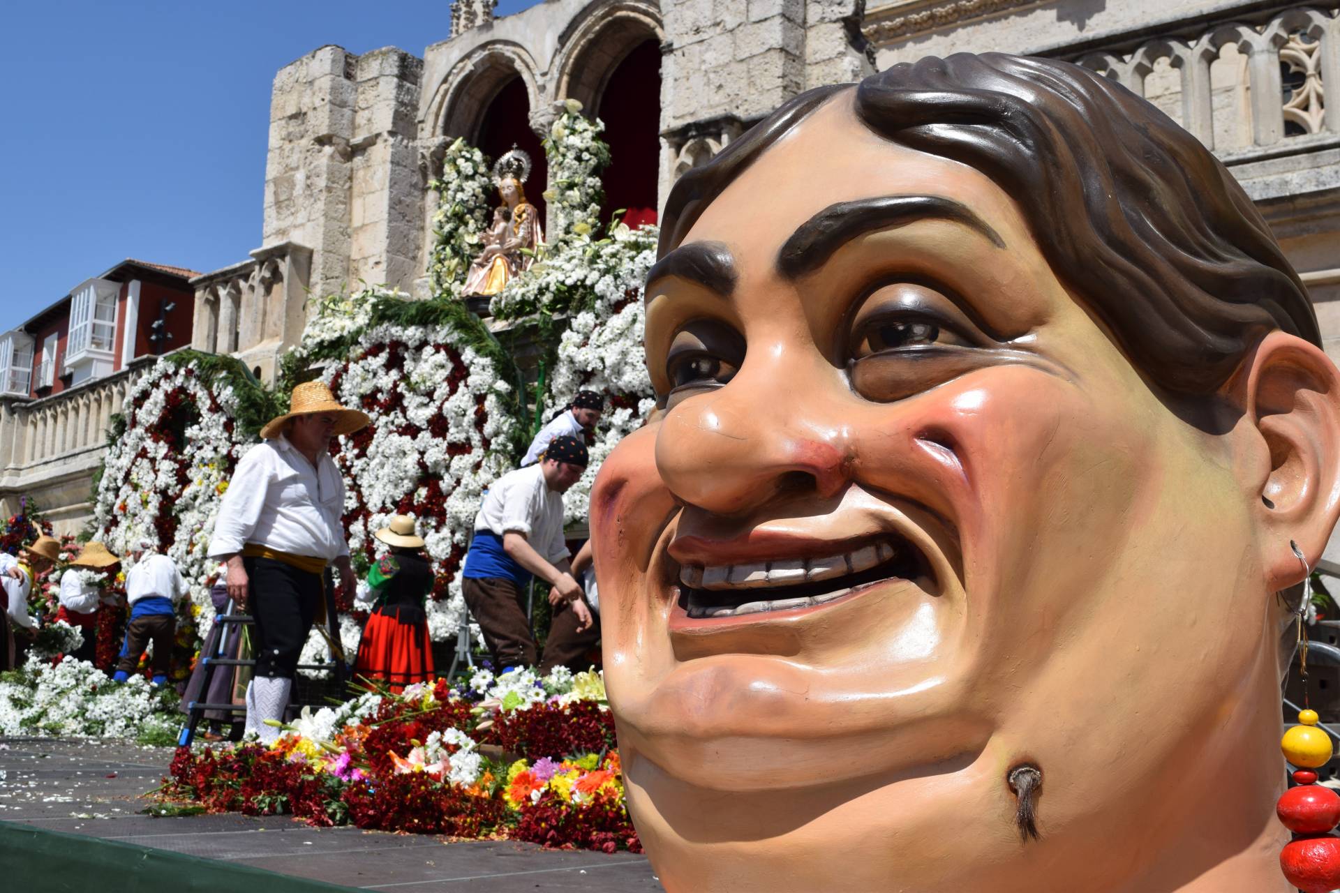 Rogativa floral a Santa María la Mayor por el fin de la pandemia 1 ofrenda flores burgos_26