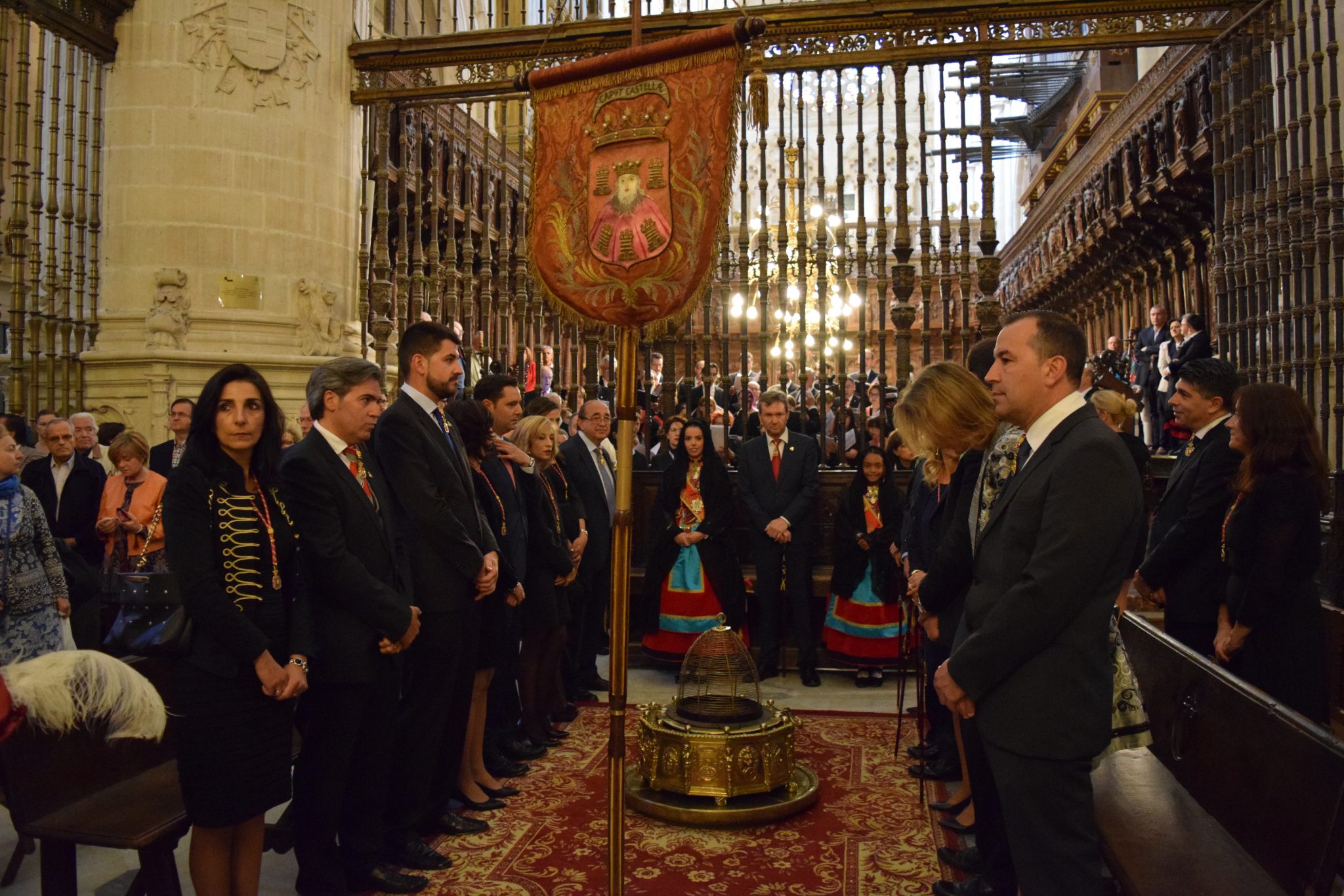 Miles de burgaleses llevan sus flores a Santa María la Mayor 3 ofrenda santa maria la mayor10