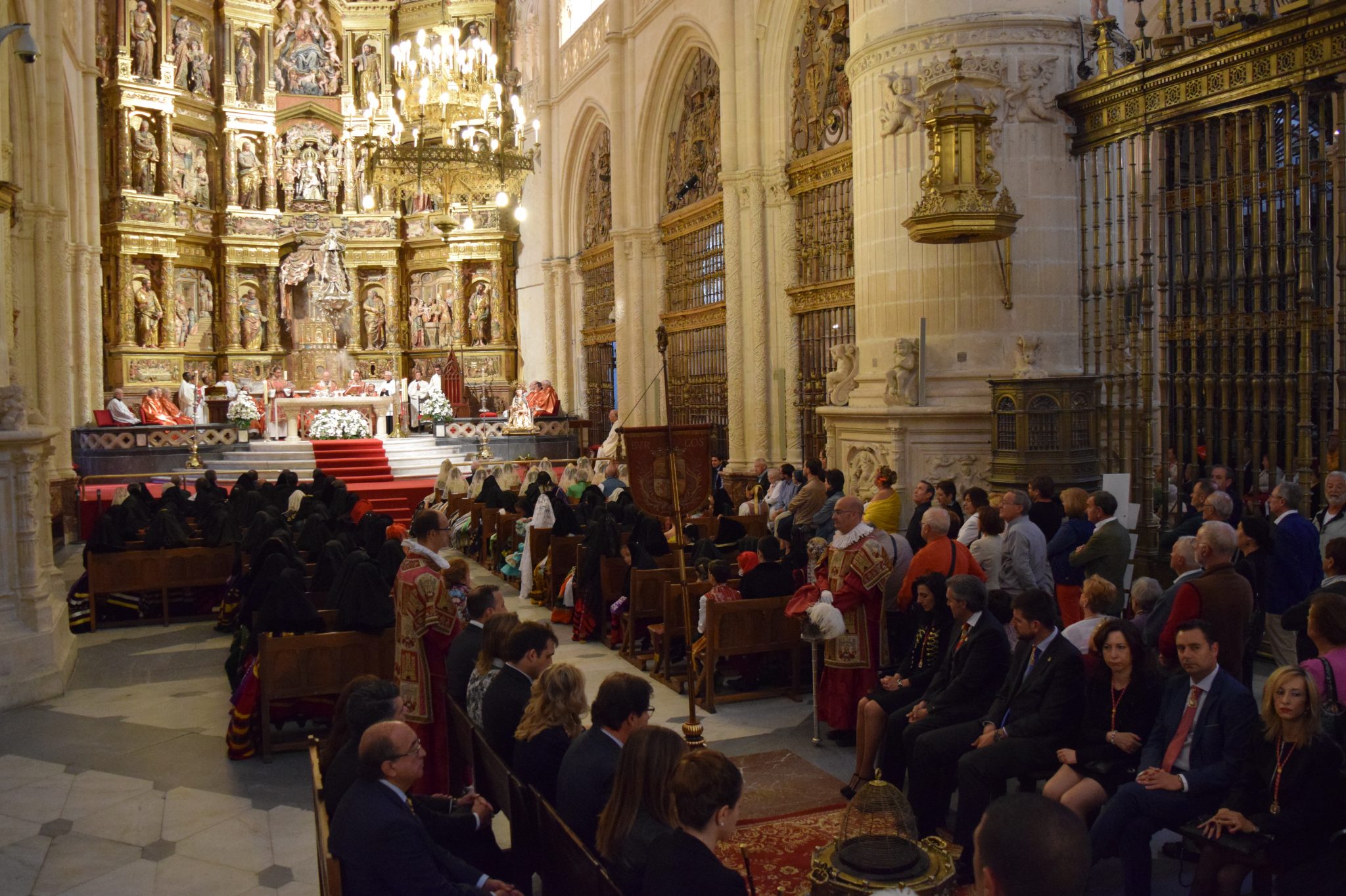 Miles de burgaleses llevan sus flores a Santa María la Mayor 9 ofrenda santa maria la mayor18