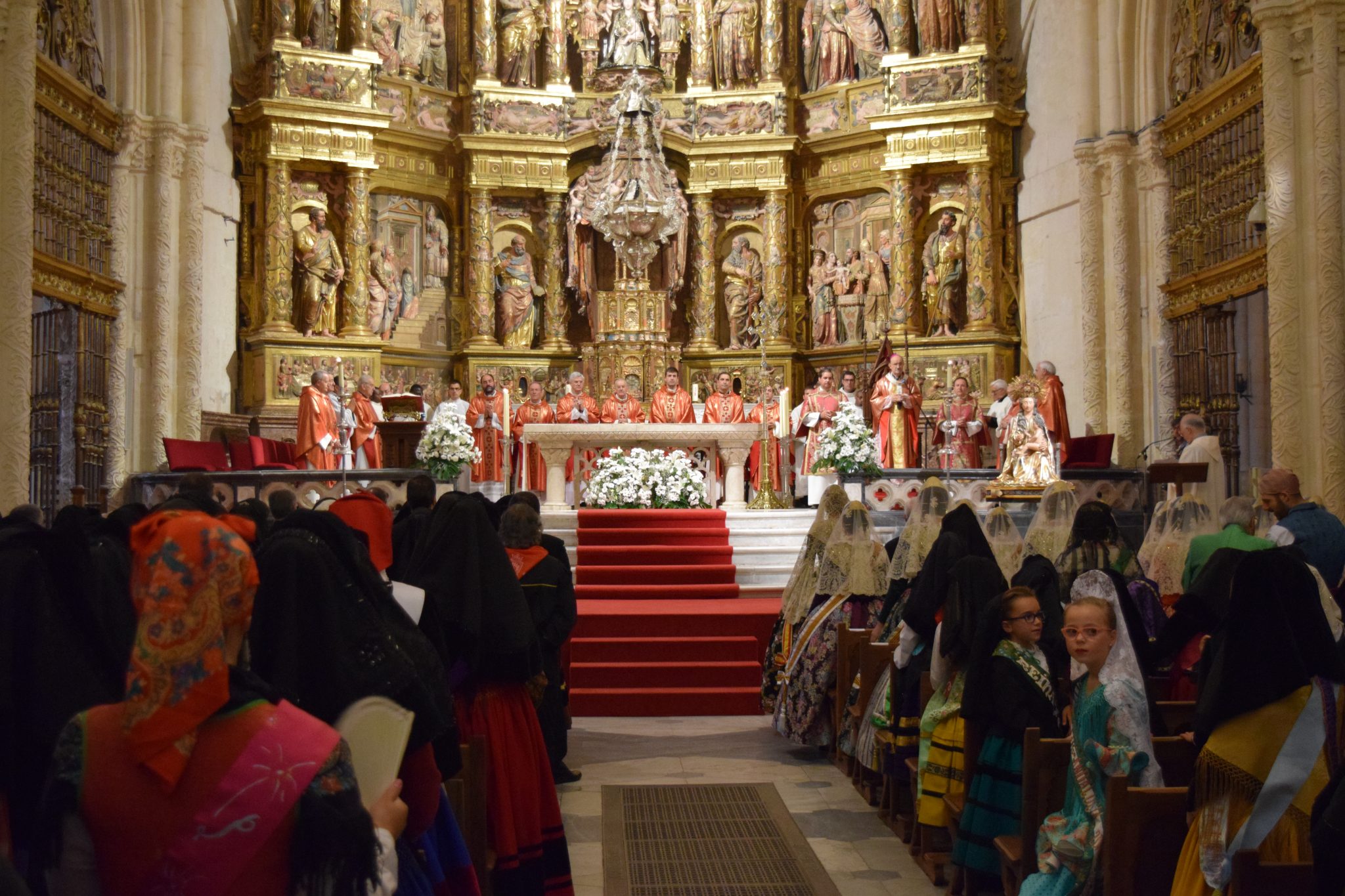 Miles de burgaleses llevan sus flores a Santa María la Mayor 2 ofrenda santa maria la mayor9