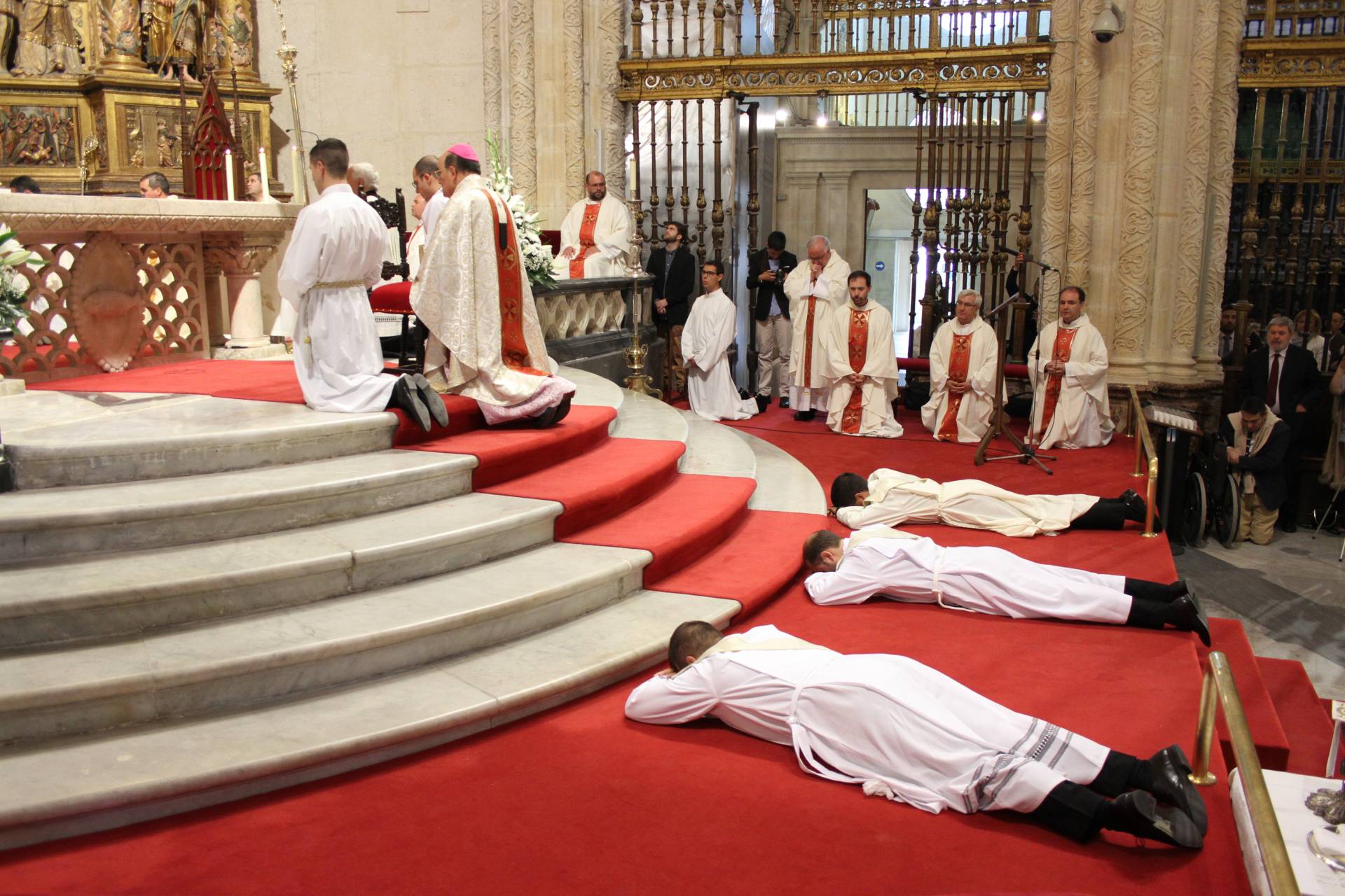 «Desposeeos de vosotros mismos para centraros en Cristo y servir a los demás» 3 ordenacion sacerdotal_22