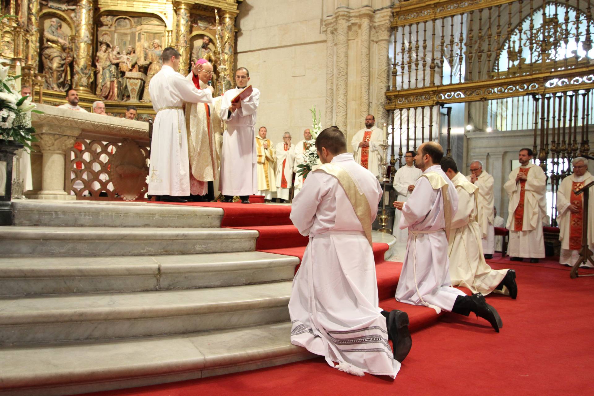 «Desposeeos de vosotros mismos para centraros en Cristo y servir a los demás» 5 ordenacion sacerdotal_28