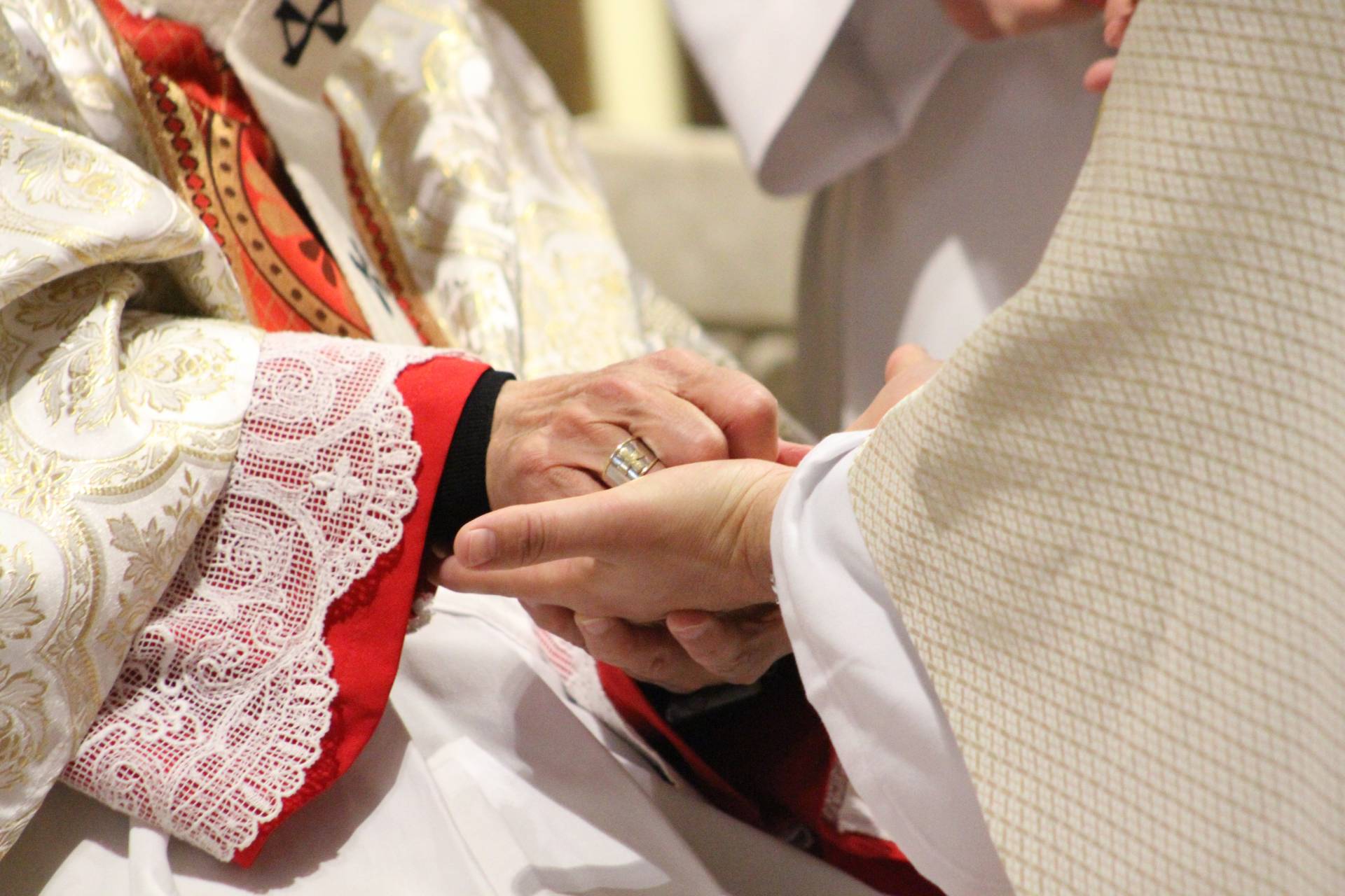 «Desposeeos de vosotros mismos para centraros en Cristo y servir a los demás» 4 ordenacion sacerdotal_34