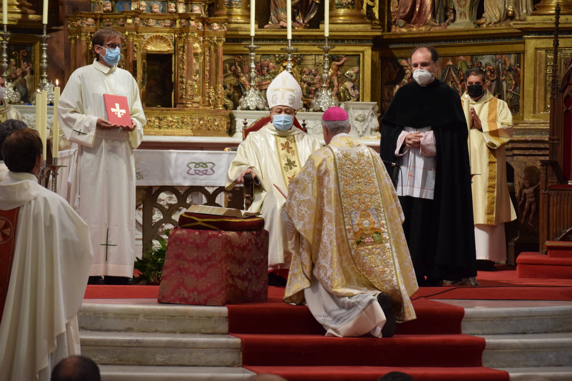El palio arzobispal: «Como el Buen Pastor, cargar con los heridos de la vida» 2 palio arzobispal