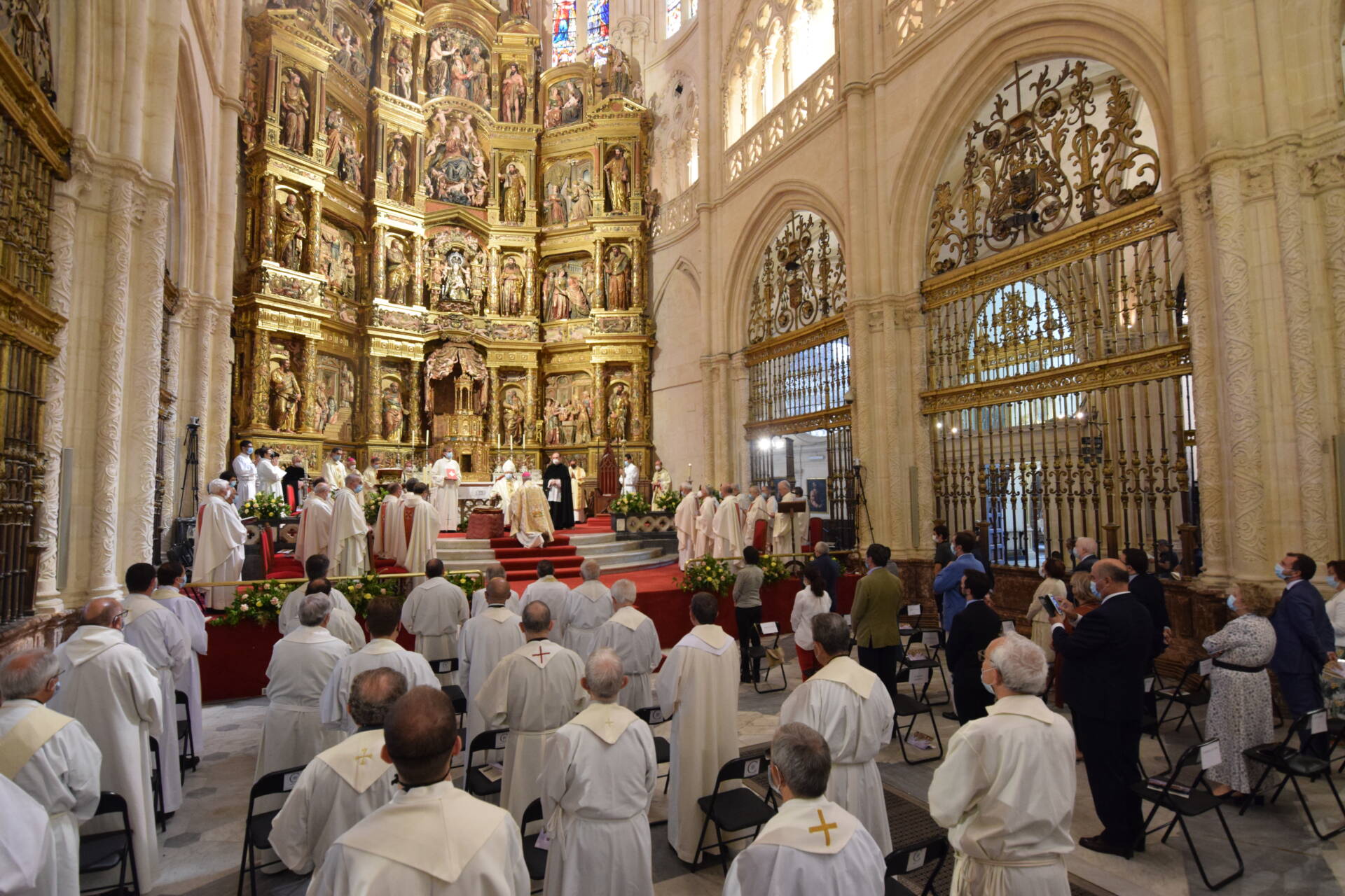 El palio arzobispal: «Como el Buen Pastor, cargar con los heridos de la vida» 3 palio arzobispal_5