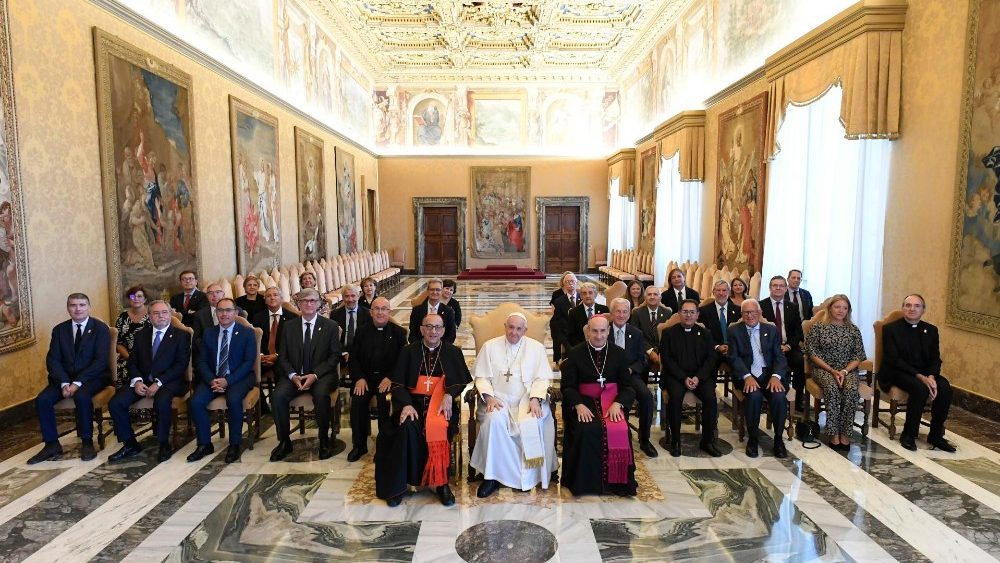 El Papa pide a Cáritas «poner delante a la persona que está rota» 1 papa francisco caritas española