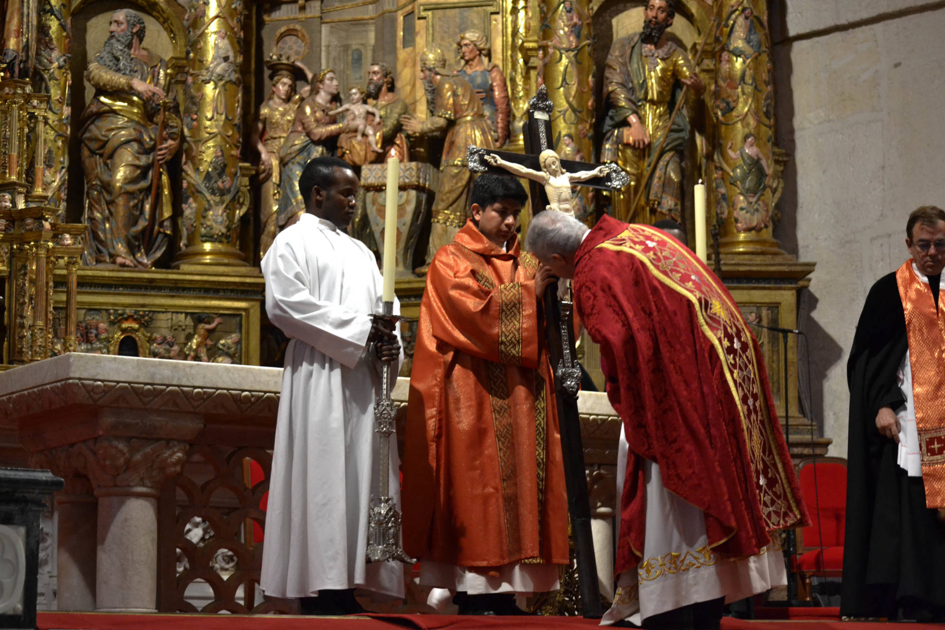 Celebración de la Pasión del Señor, «el inmenso abrazo de Cristo» 5 Pasion del senor (7)