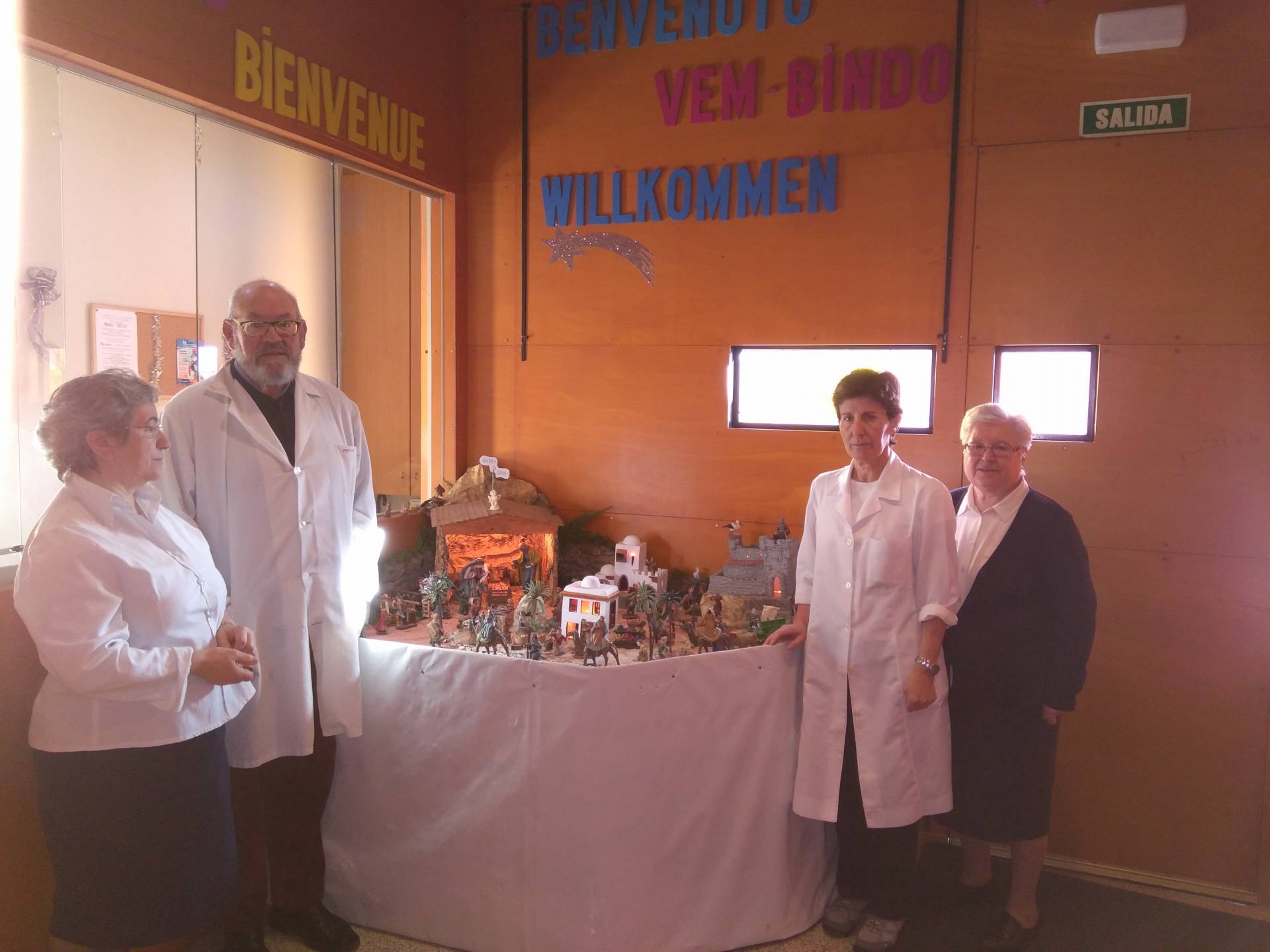 Una Navidad familiar para que nadie se sienta solo 1 A la izquierda, sor Lali y José Luis, un voluntario. A la derecha, sor Lourdes y sor Ángela.