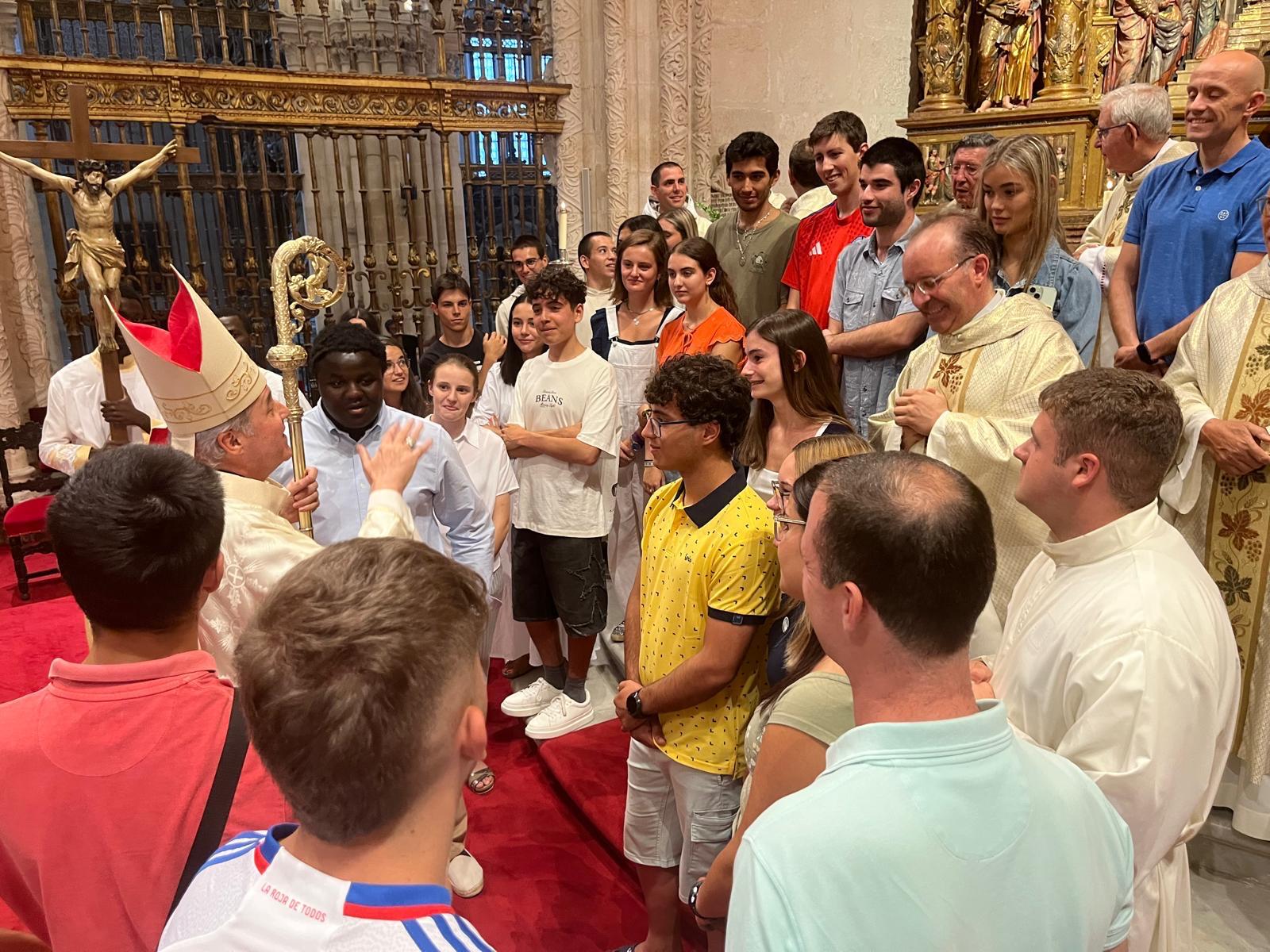 «Una invitación a los jóvenes como peregrinos de esperanza» 1 peregrinos esperanza arzobispo jovenes jubileo roma 00002