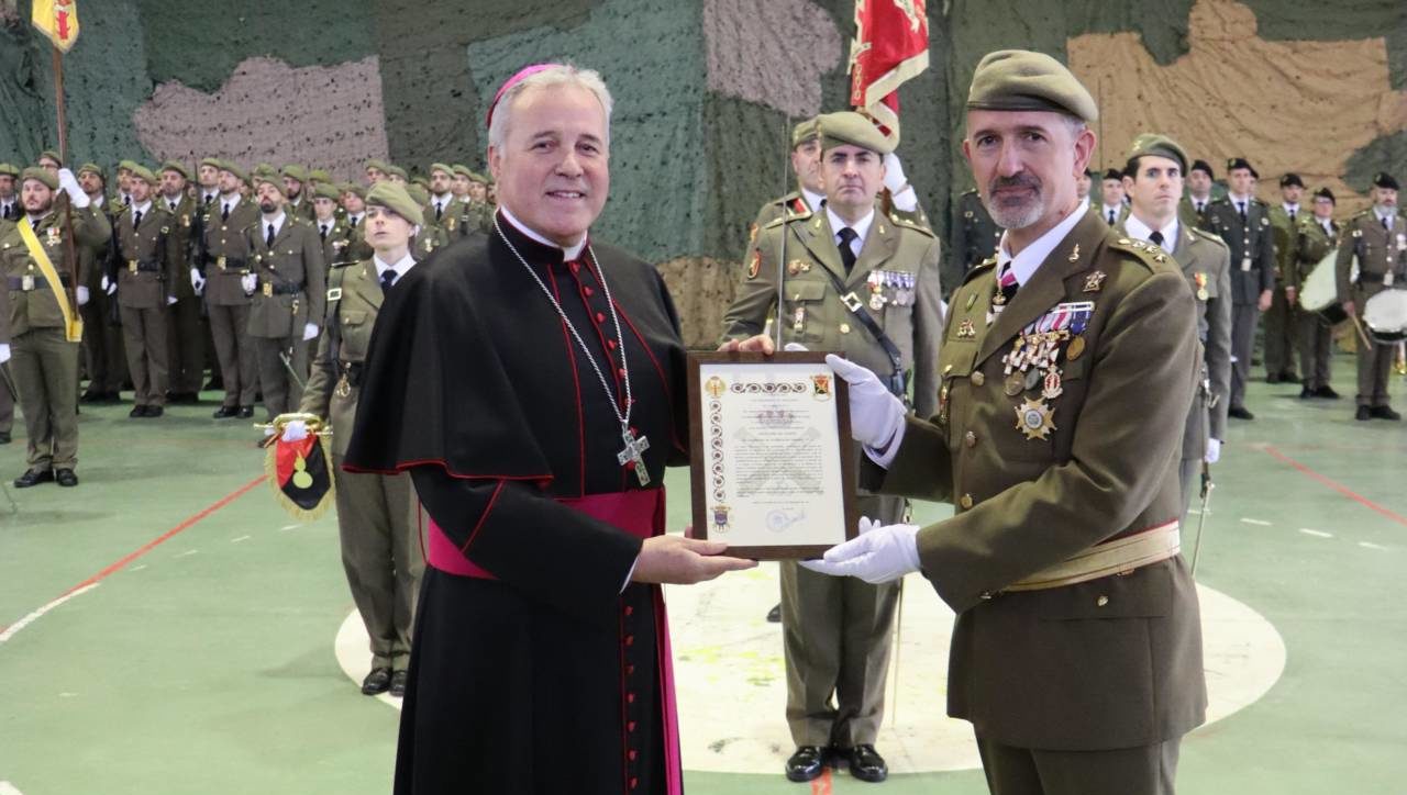 Mons. Mario Iceta es nombrado «artillero de honor» por el RACA 11 1 Mons. Mario Iceta es nombrado «artillero de honor» por el RACA 11