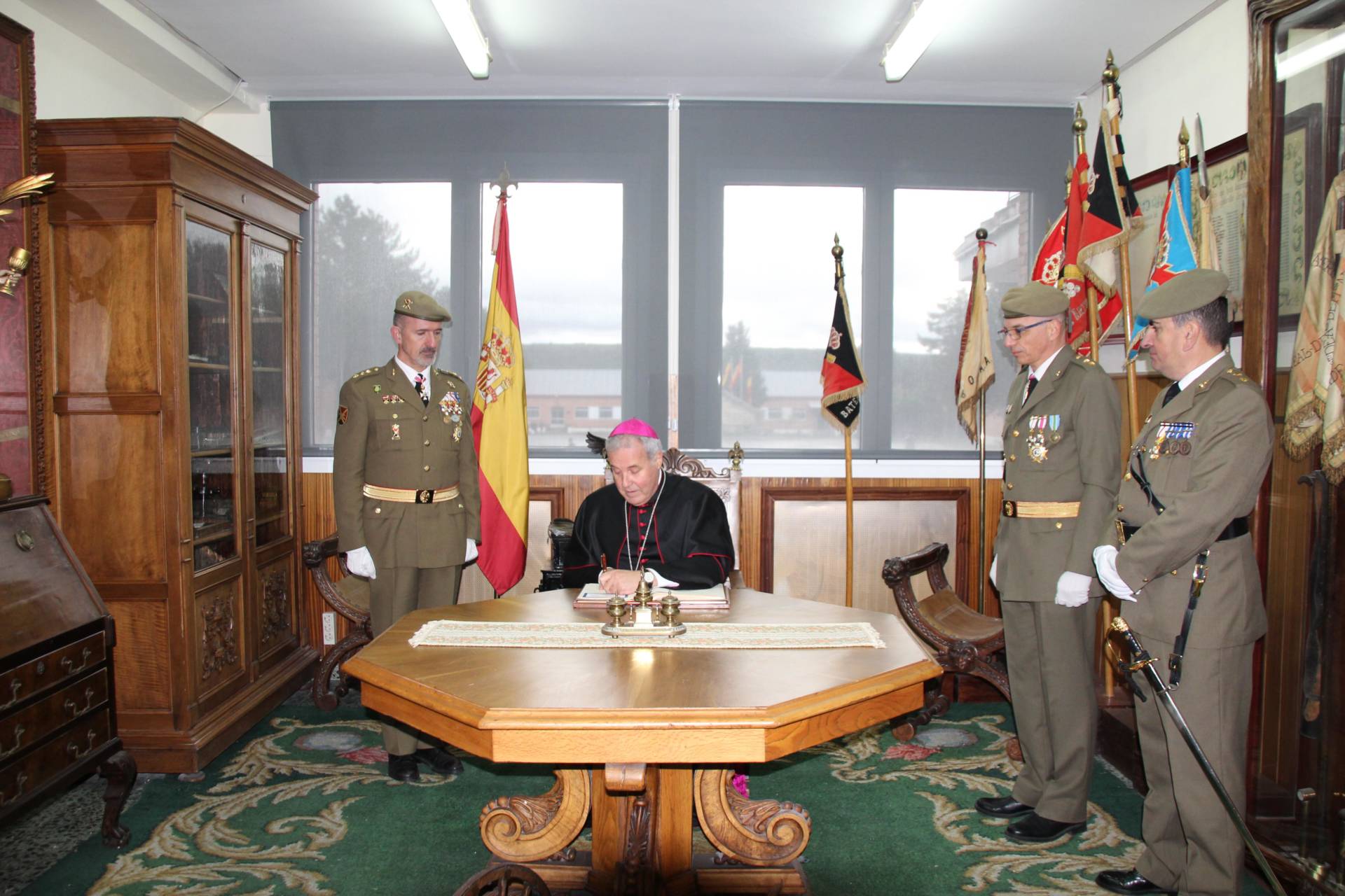 Mons. Mario Iceta es nombrado «artillero de honor» por el RACA 11 2 Mons. Mario Iceta es nombrado «artillero de honor» por el RACA 11