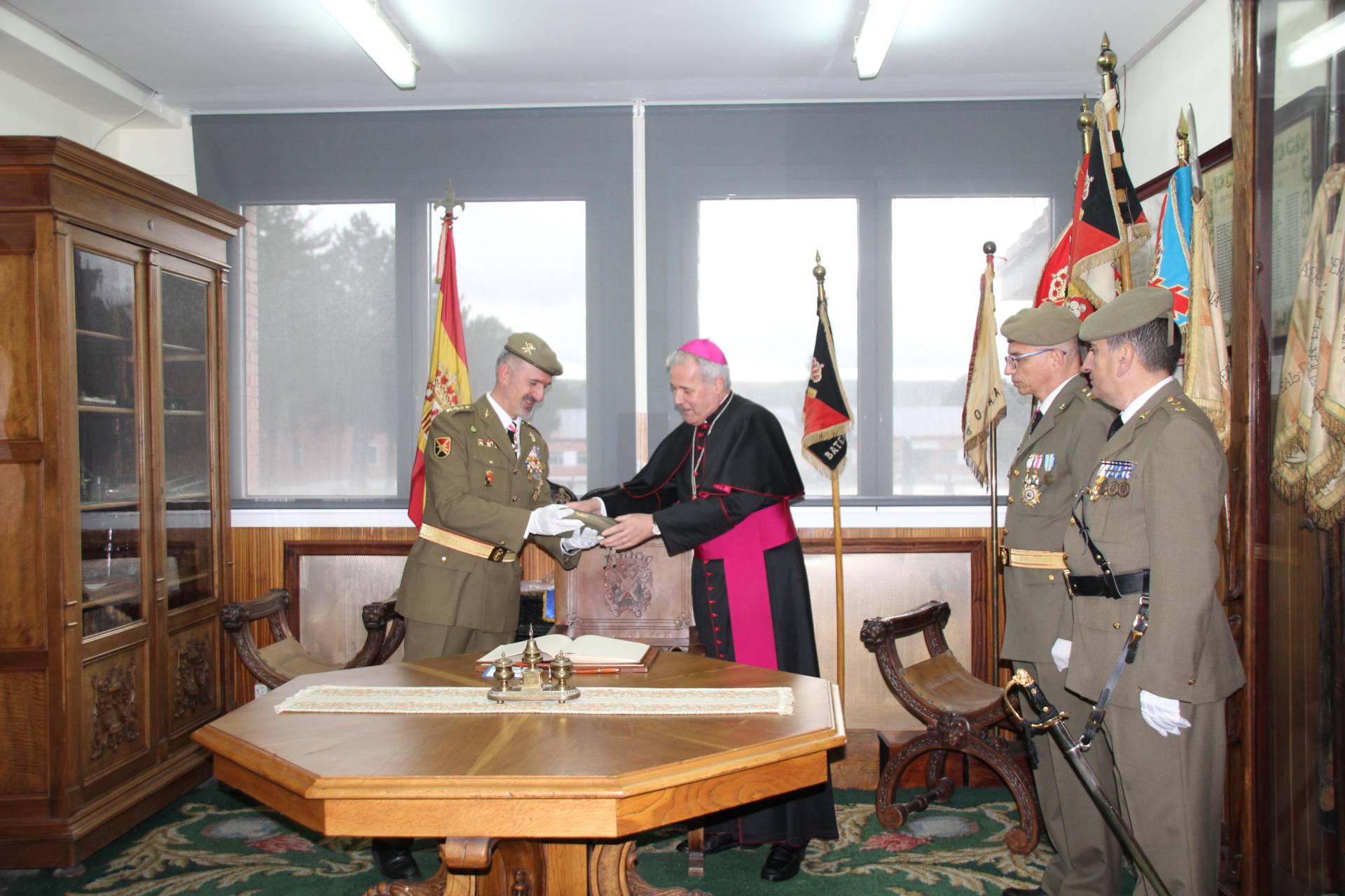 Mons. Mario Iceta es nombrado «artillero de honor» por el RACA 11 3 Mons. Mario Iceta es nombrado «artillero de honor» por el RACA 11