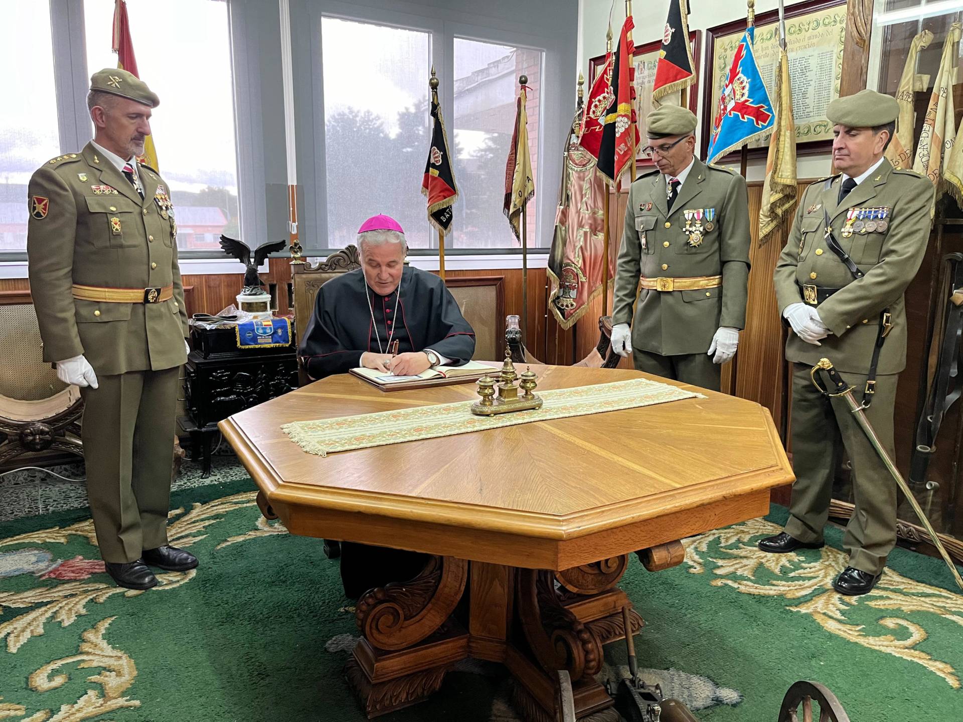 Mons. Mario Iceta es nombrado «artillero de honor» por el RACA 11 4 Mons. Mario Iceta es nombrado «artillero de honor» por el RACA 11