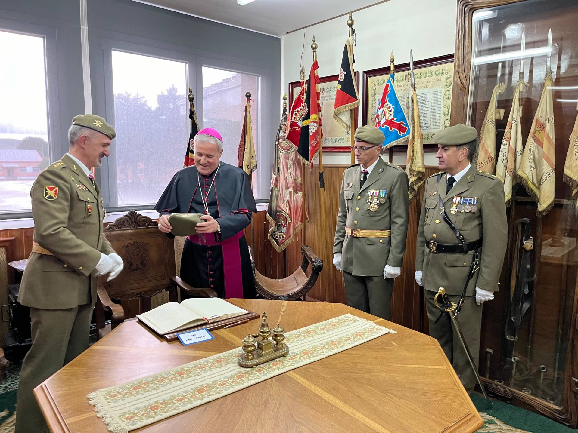 Mons. Mario Iceta es nombrado «artillero de honor» por el RACA 11 5 Mons. Mario Iceta es nombrado «artillero de honor» por el RACA 11