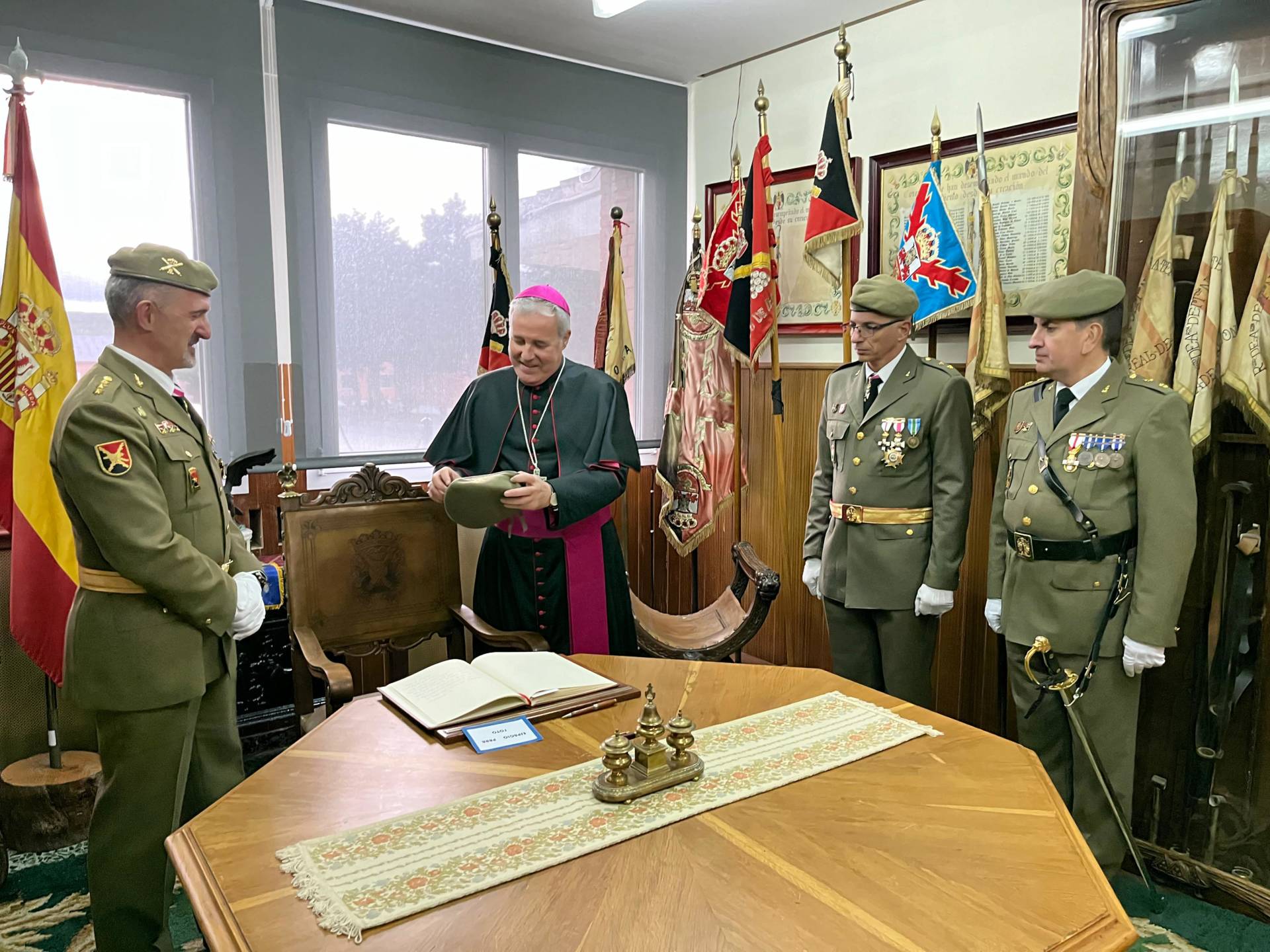 Mons. Mario Iceta es nombrado «artillero de honor» por el RACA 11 7 Mons. Mario Iceta es nombrado «artillero de honor» por el RACA 11
